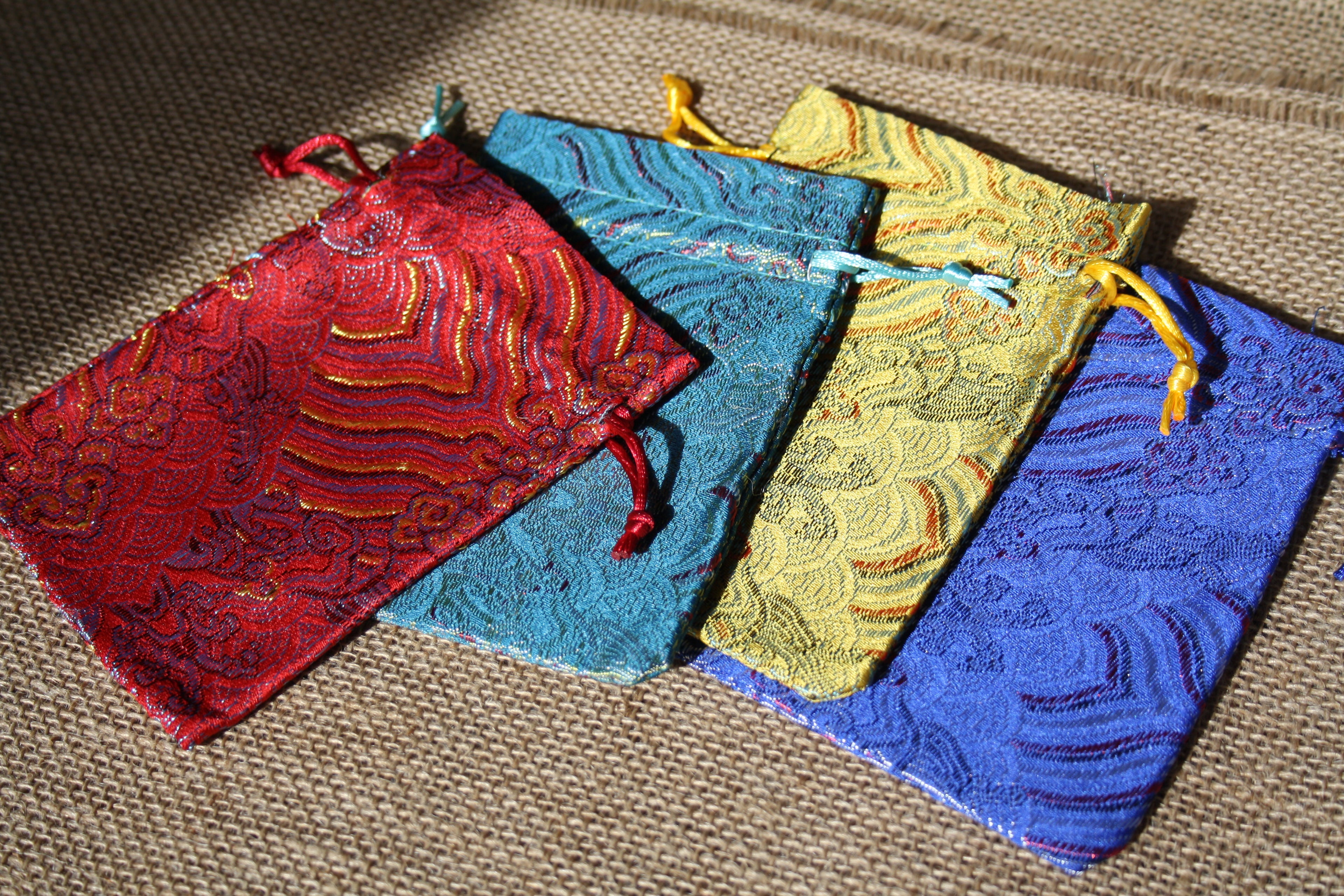 Pochon Cadeau en Textile avec Cordon – 4 Couleurs pour Bijoux et Accessoires