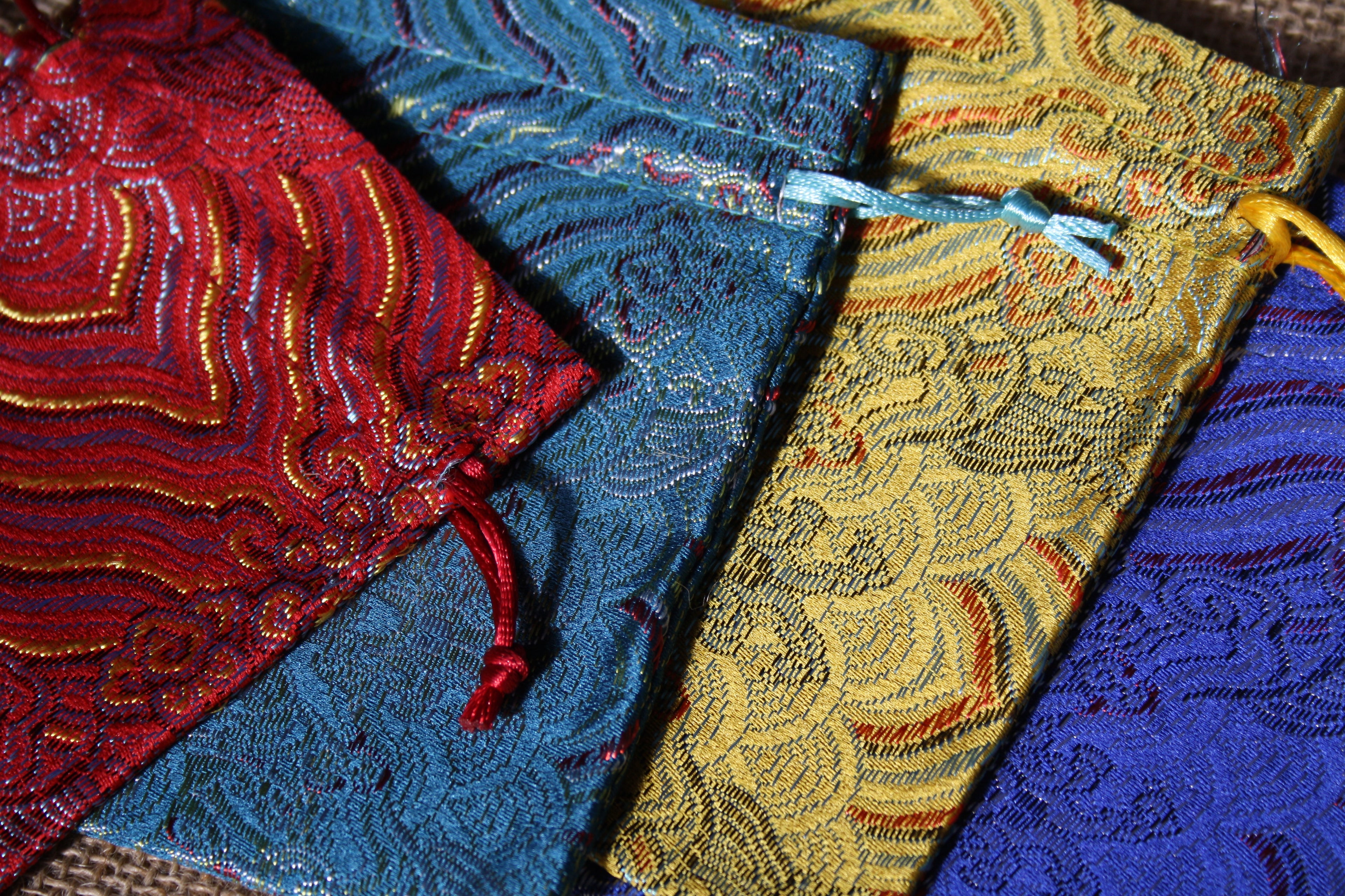Pochon Cadeau en Textile avec Cordon – 4 Couleurs pour Bijoux et Accessoires