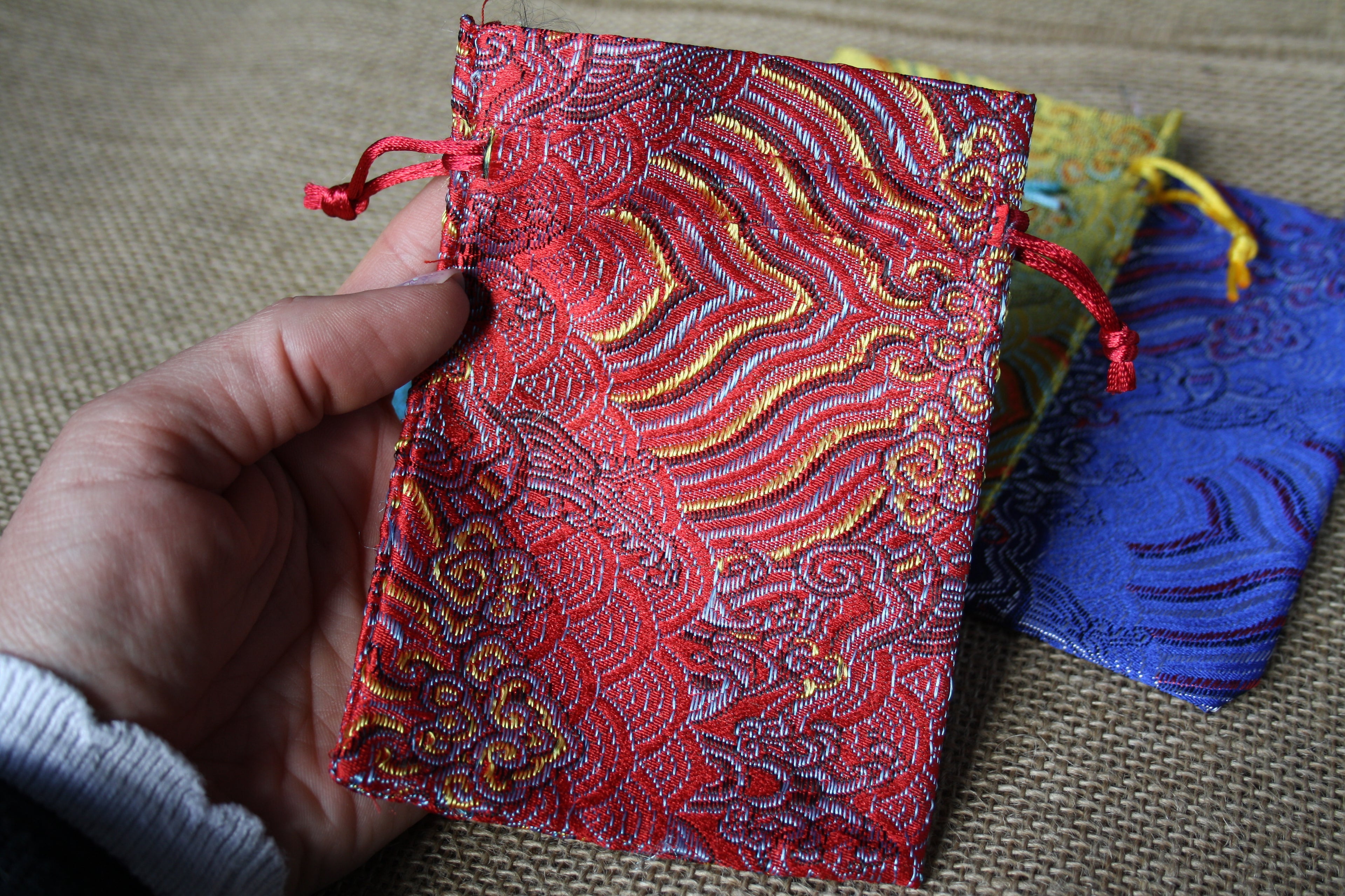 Pochon Cadeau en Textile avec Cordon – 4 Couleurs pour Bijoux et Accessoires