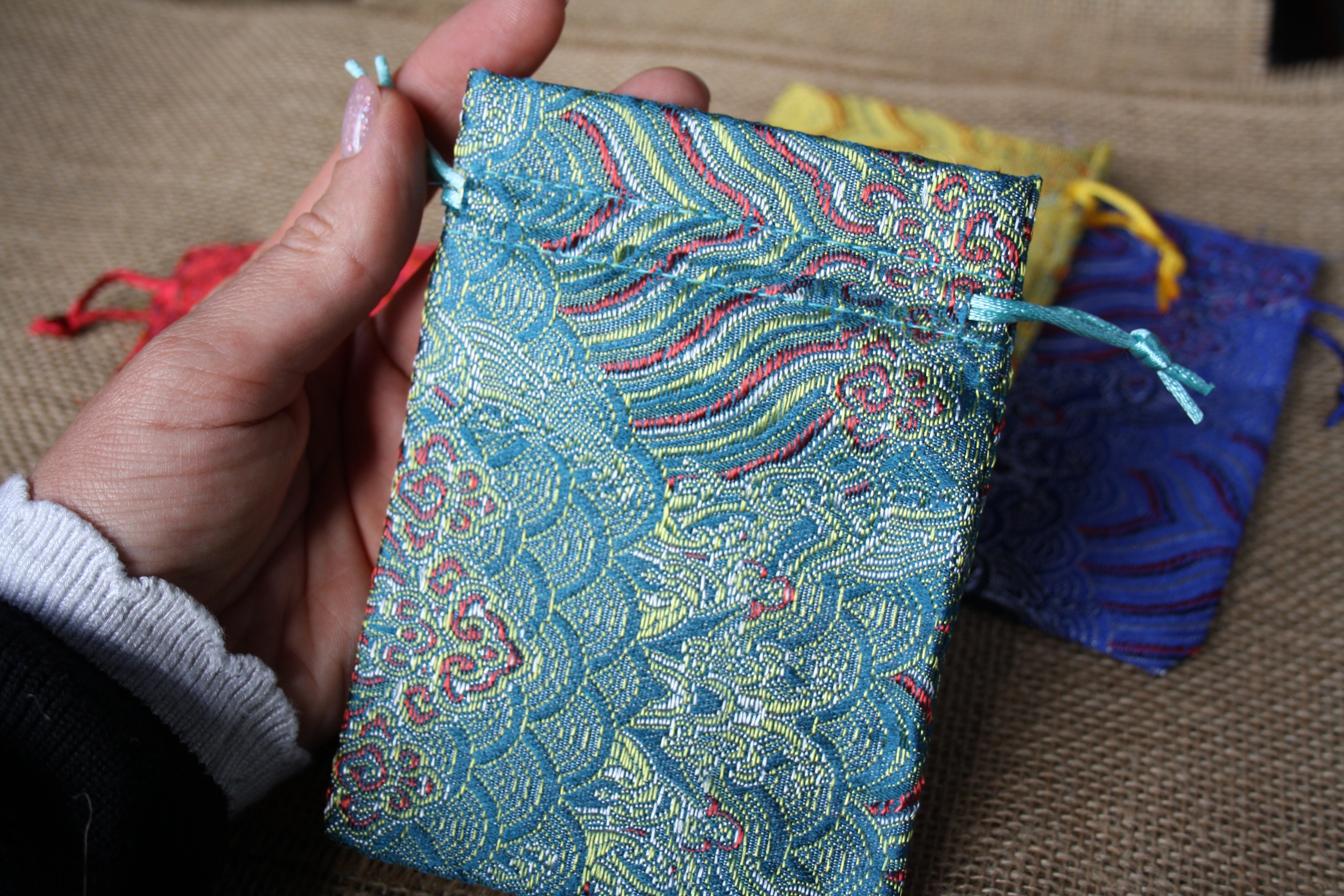Pochon Cadeau en Textile avec Cordon – 4 Couleurs pour Bijoux et Accessoires