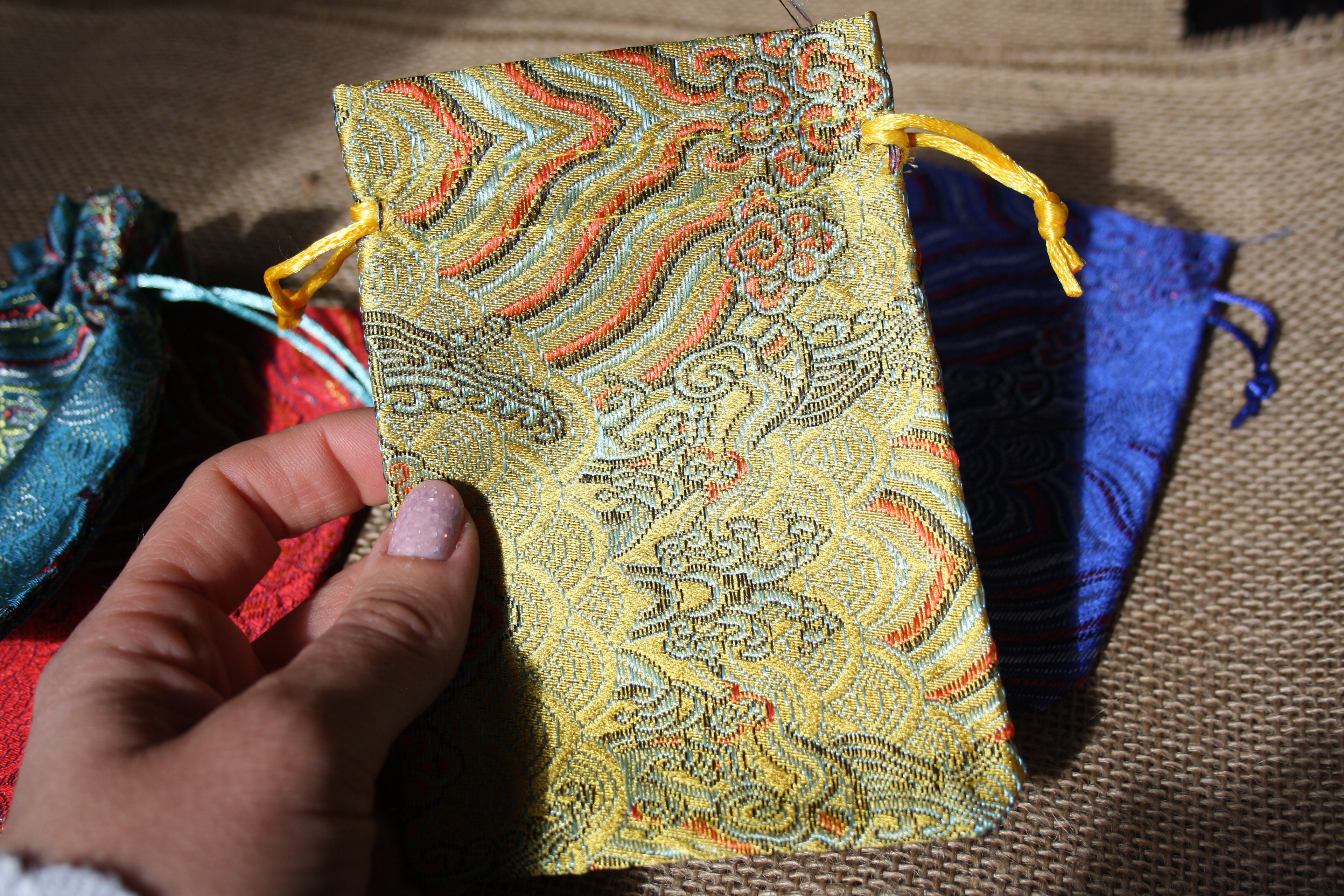 Pochon Cadeau en Textile avec Cordon – 4 Couleurs pour Bijoux et Accessoires