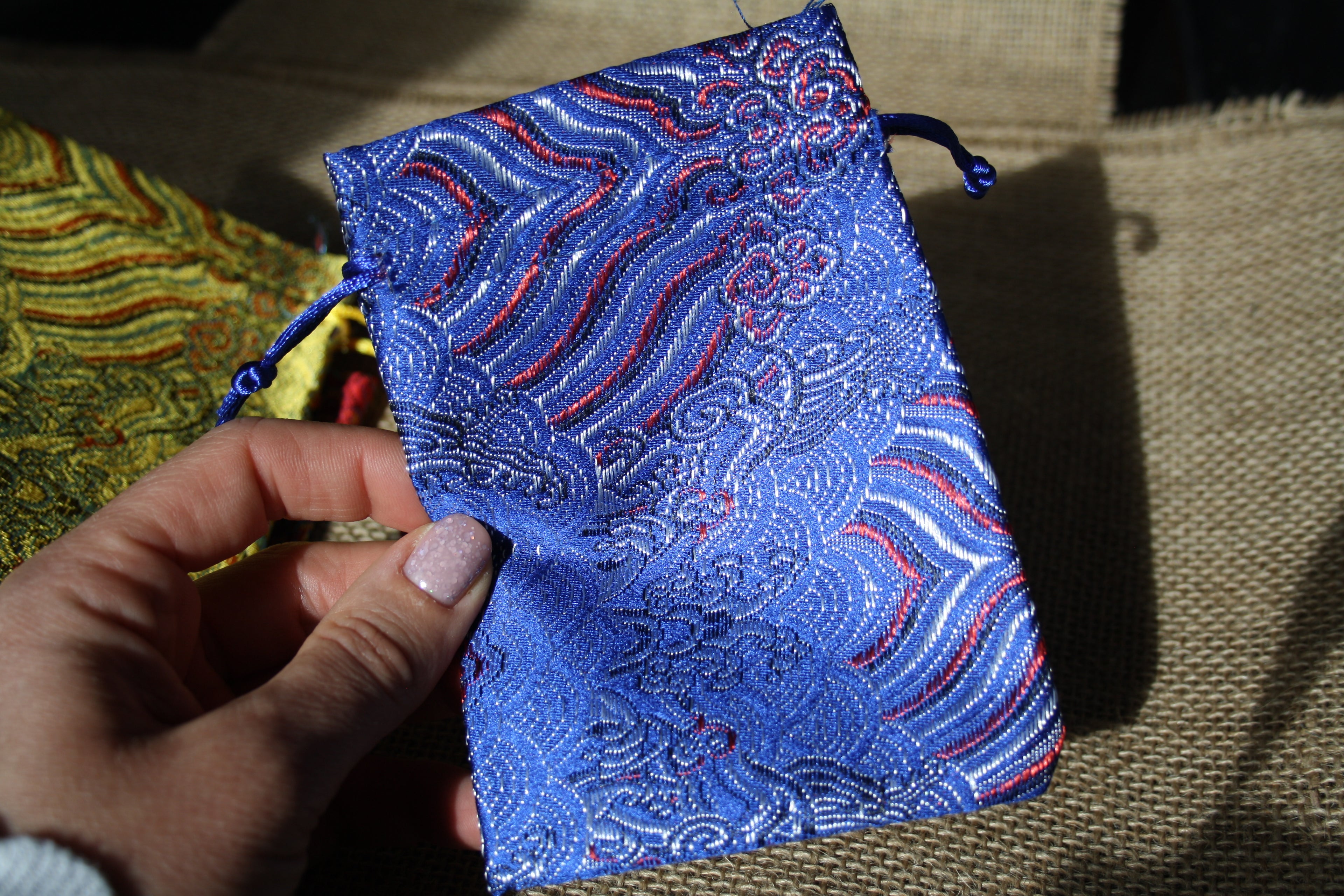 Pochon Cadeau en Textile avec Cordon – 4 Couleurs pour Bijoux et Accessoires