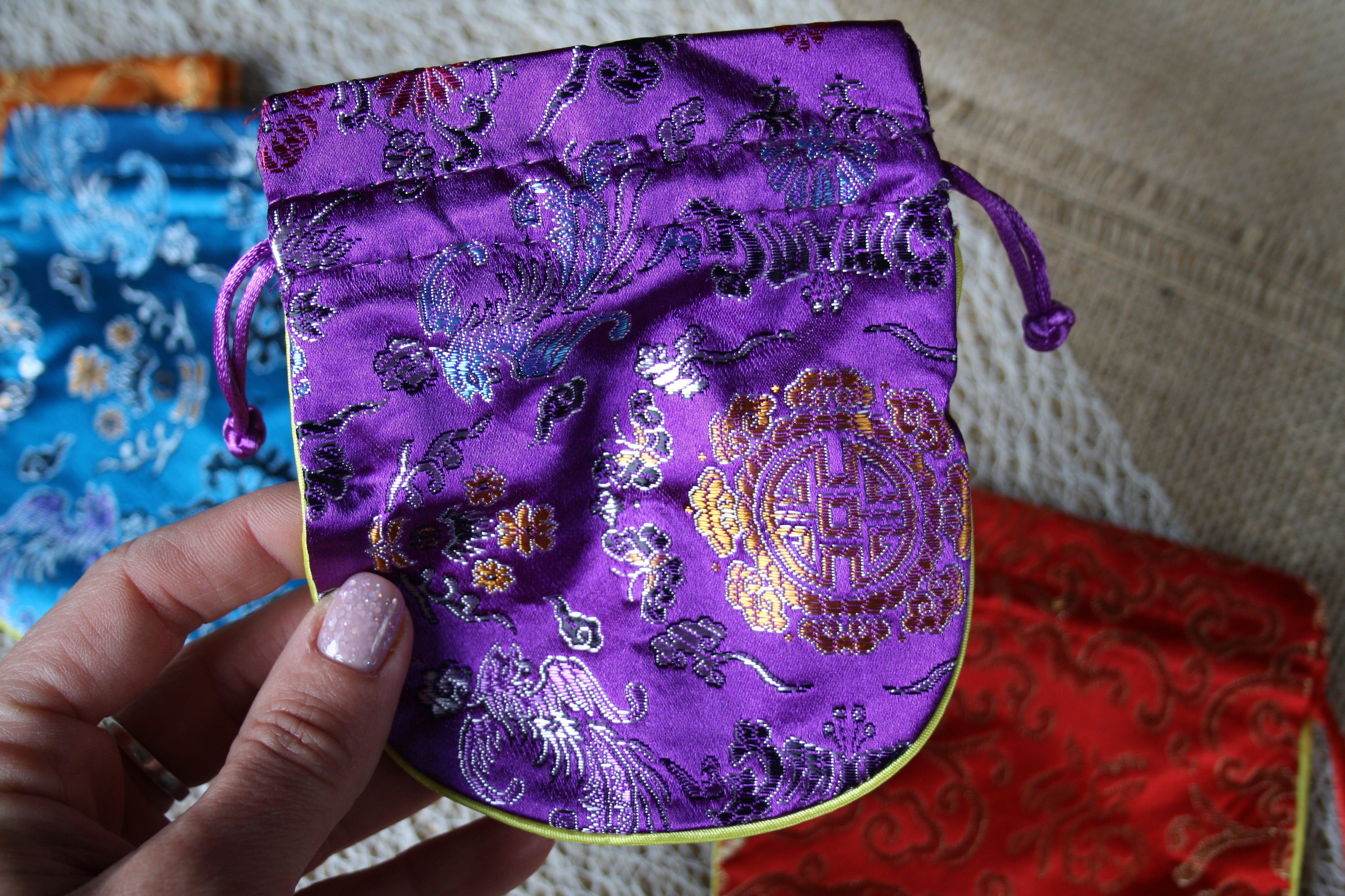 Petites Bourses en Tissu Arrondies avec Cordon – 4 Couleurs