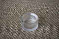 Socle transparent discret pour boules et œufs en pierre – support de présentation stable