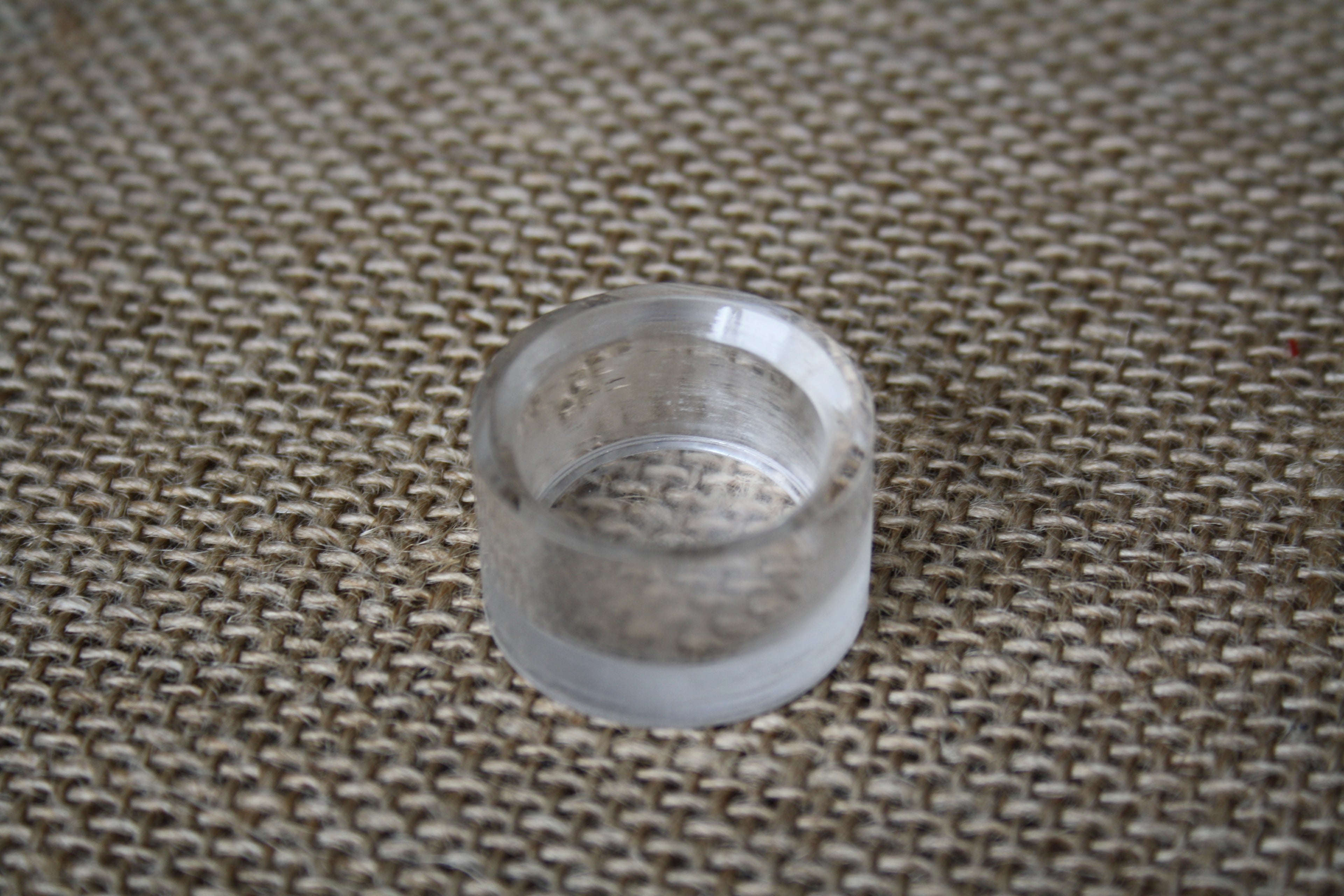 Socle transparent discret pour boules et œufs en pierre – support de présentation stable