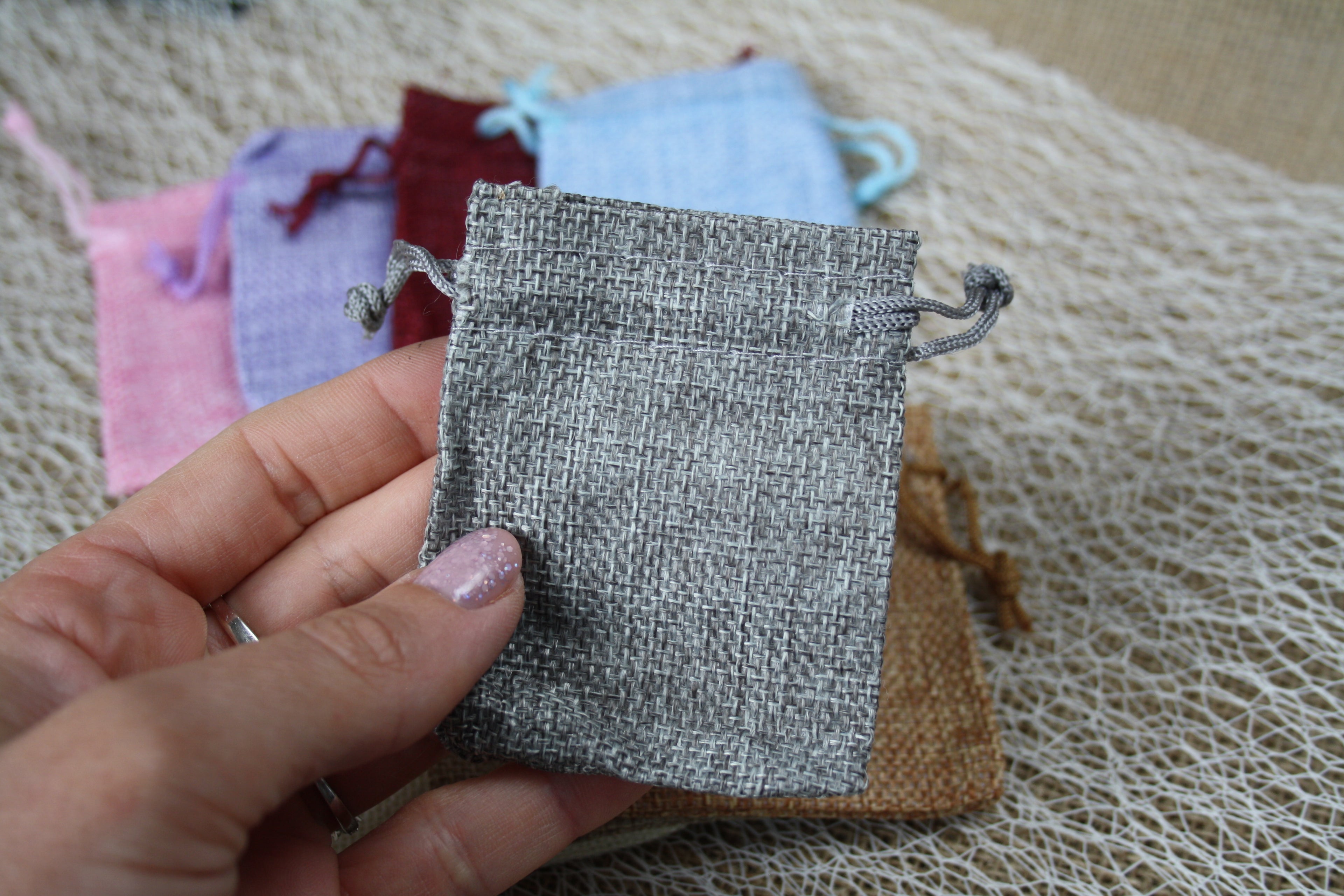 Lot de 50 Sachets Imitation Toile de Jute – Petit Format 8,5 x 6,7 cm