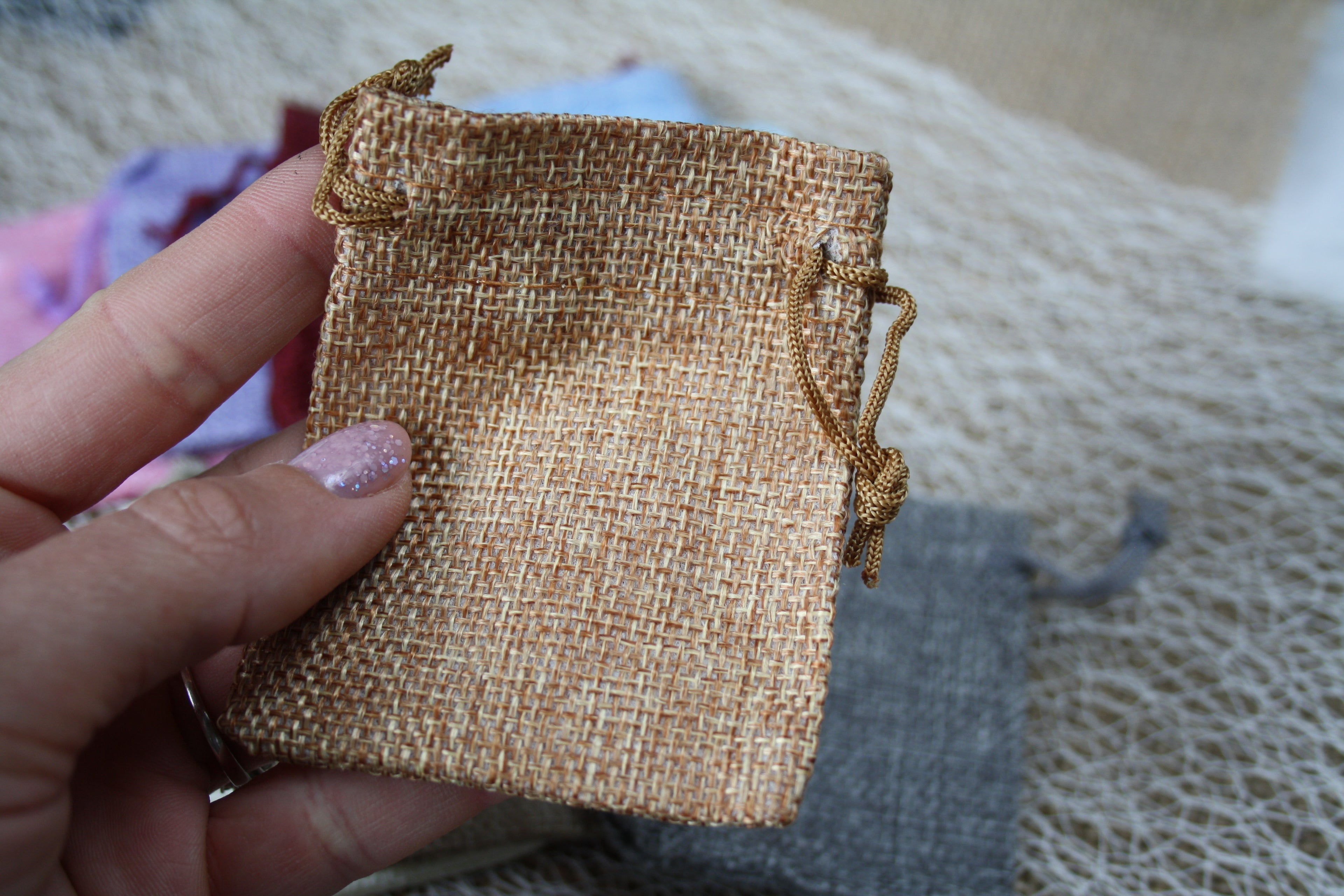 Lot de 50 Sachets Imitation Toile de Jute – Petit Format 8,5 x 6,7 cm