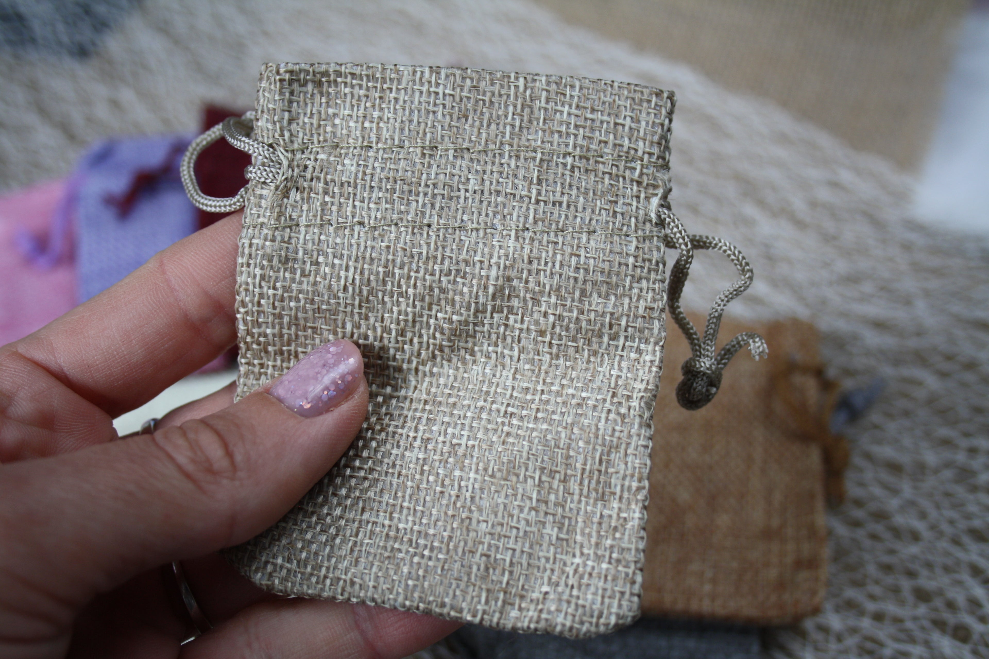 Lot de 50 Sachets Imitation Toile de Jute – Petit Format 8,5 x 6,7 cm