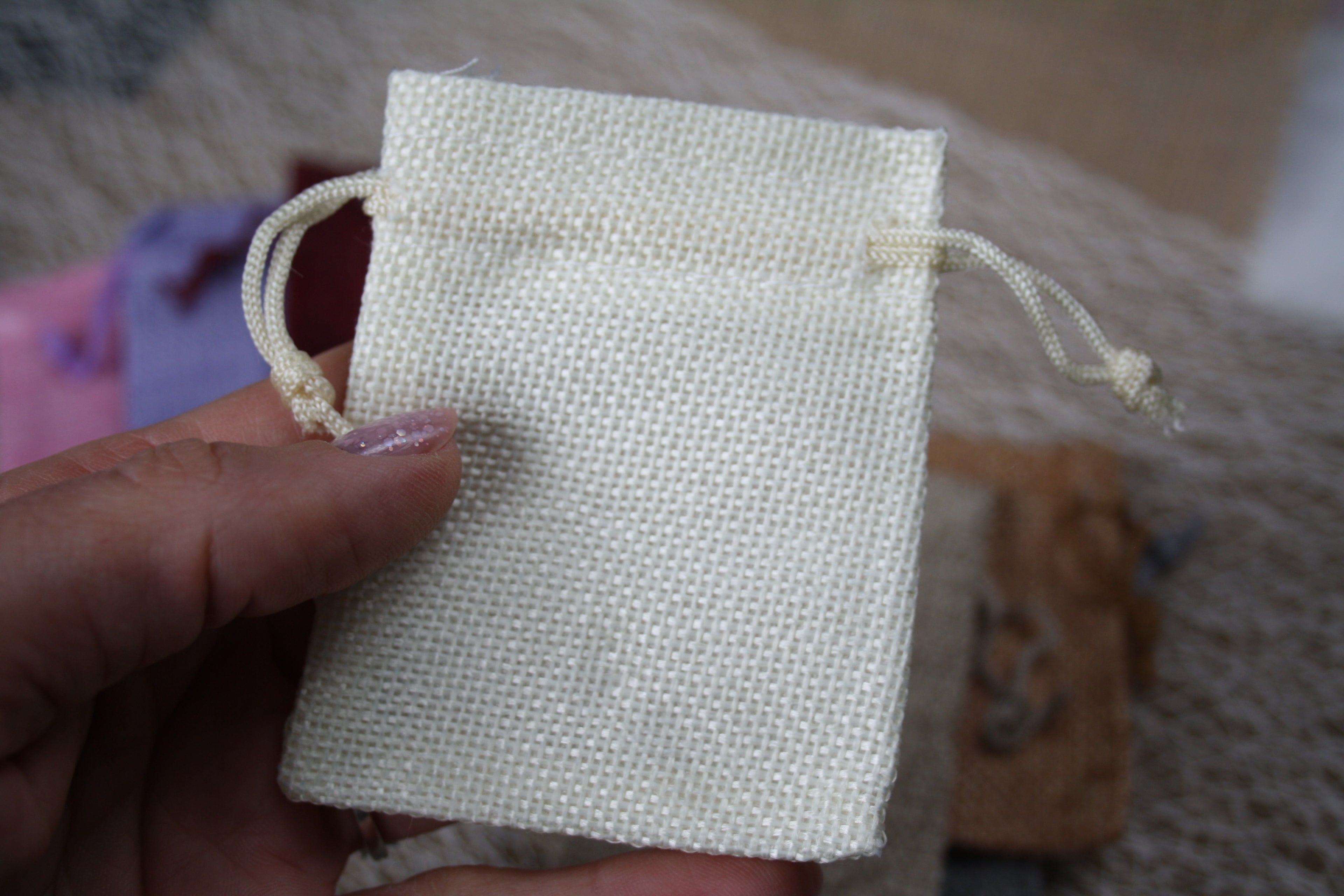 Lot de 50 Sachets Imitation Toile de Jute – Petit Format 8,5 x 6,7 cm