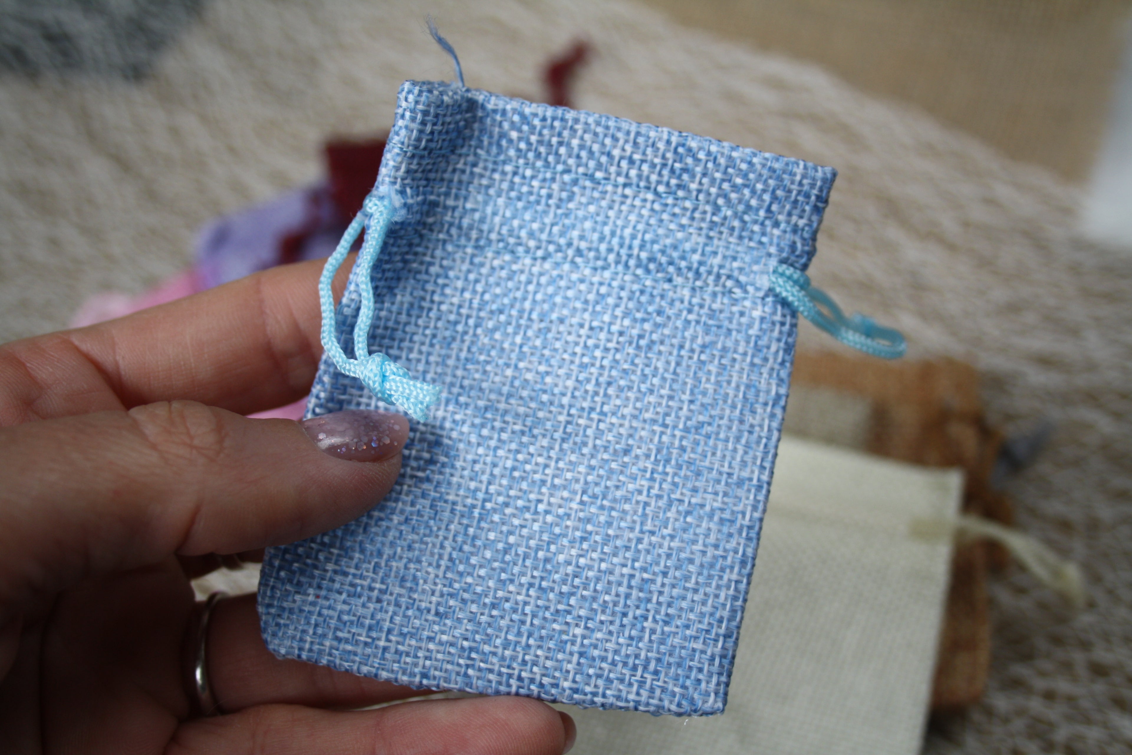 Lot de 50 Sachets Imitation Toile de Jute – Petit Format 8,5 x 6,7 cm