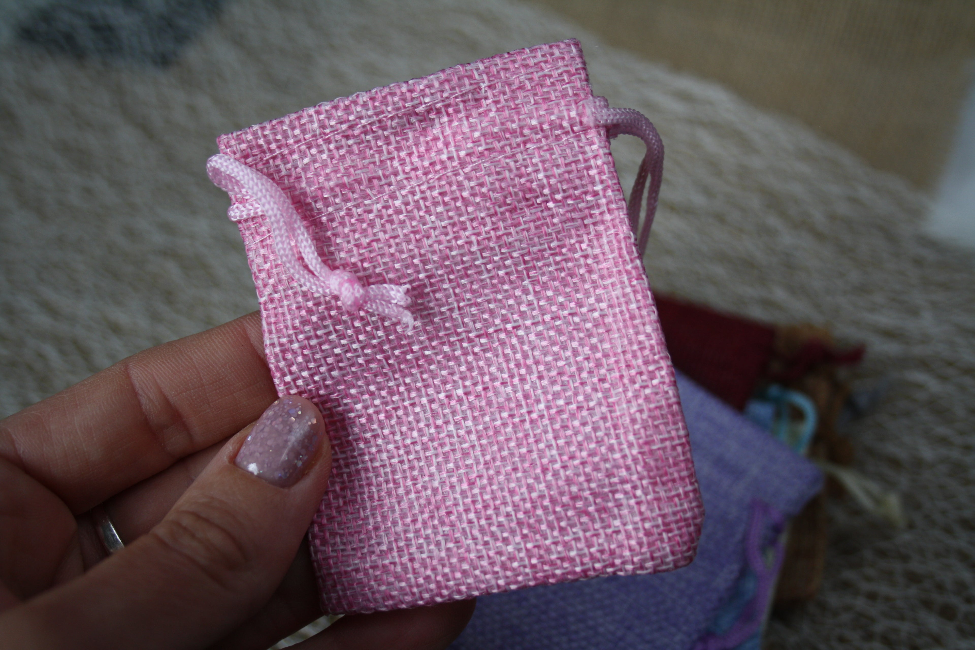 Lot de 50 Sachets Imitation Toile de Jute – Petit Format 8,5 x 6,7 cm