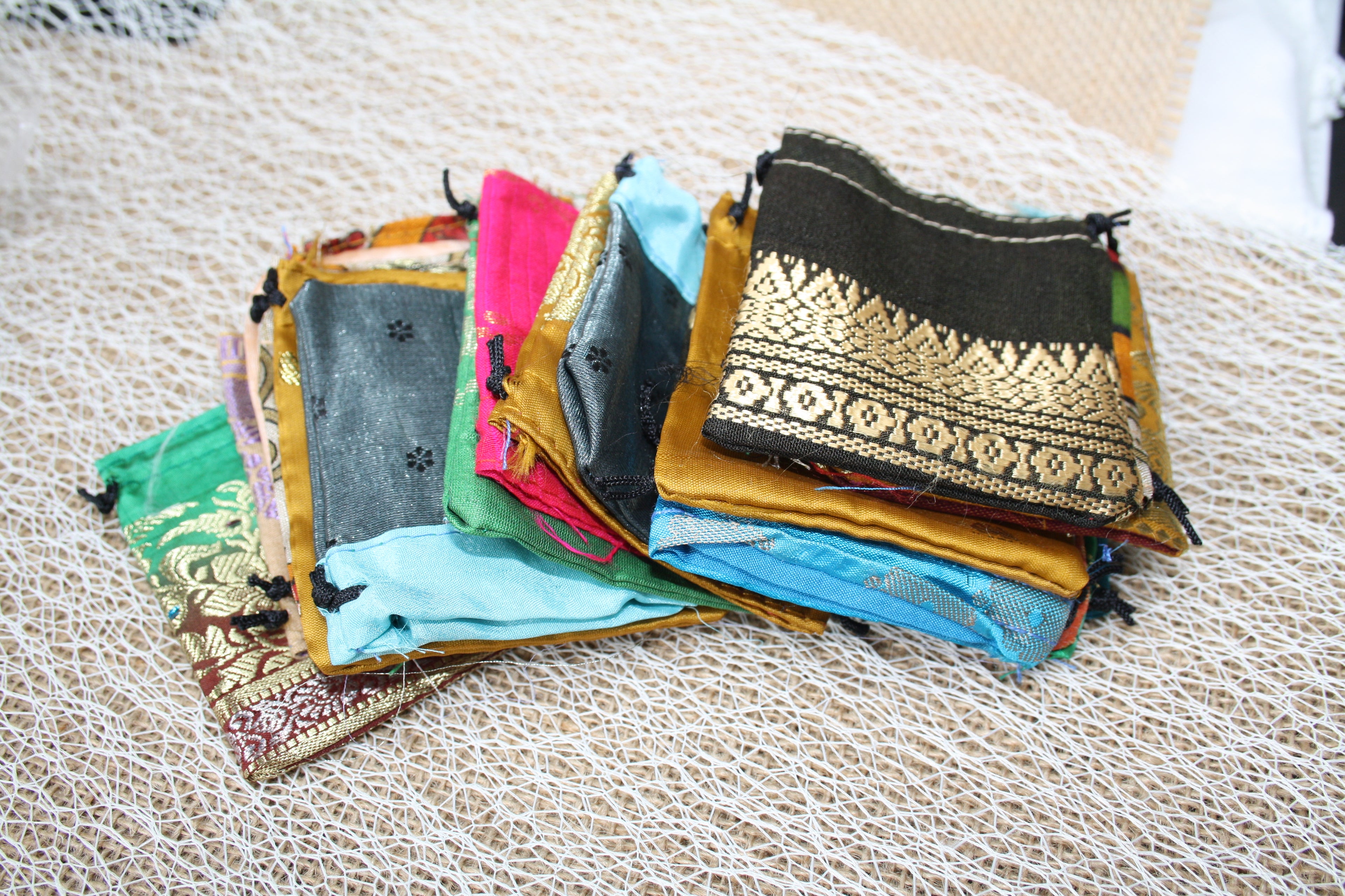 Lot de 24 Pochons Cadeau en Textile avec Cordon – 6,5 x 8 cm