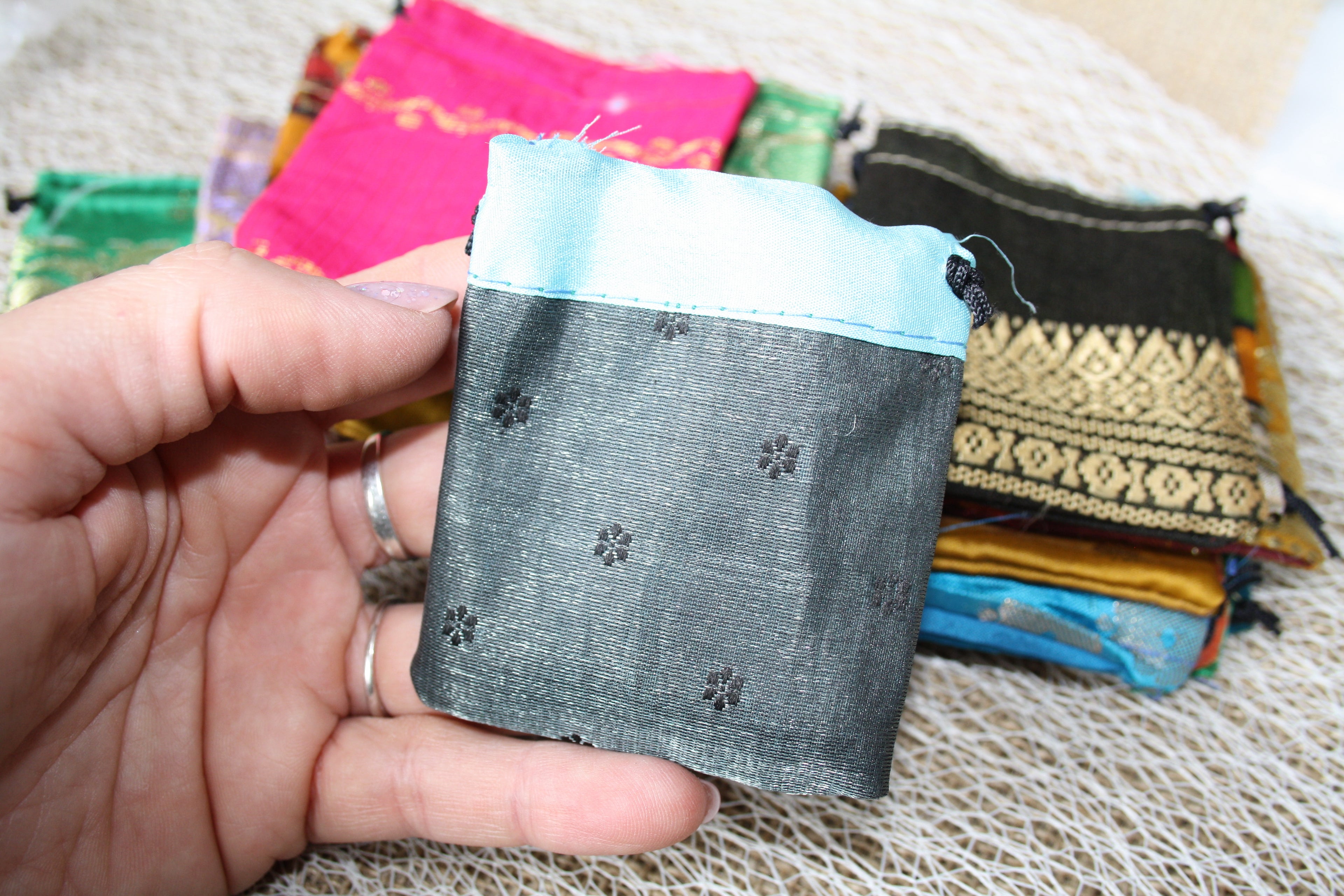 Lot de 24 Pochons Cadeau en Textile avec Cordon – 6,5 x 8 cm