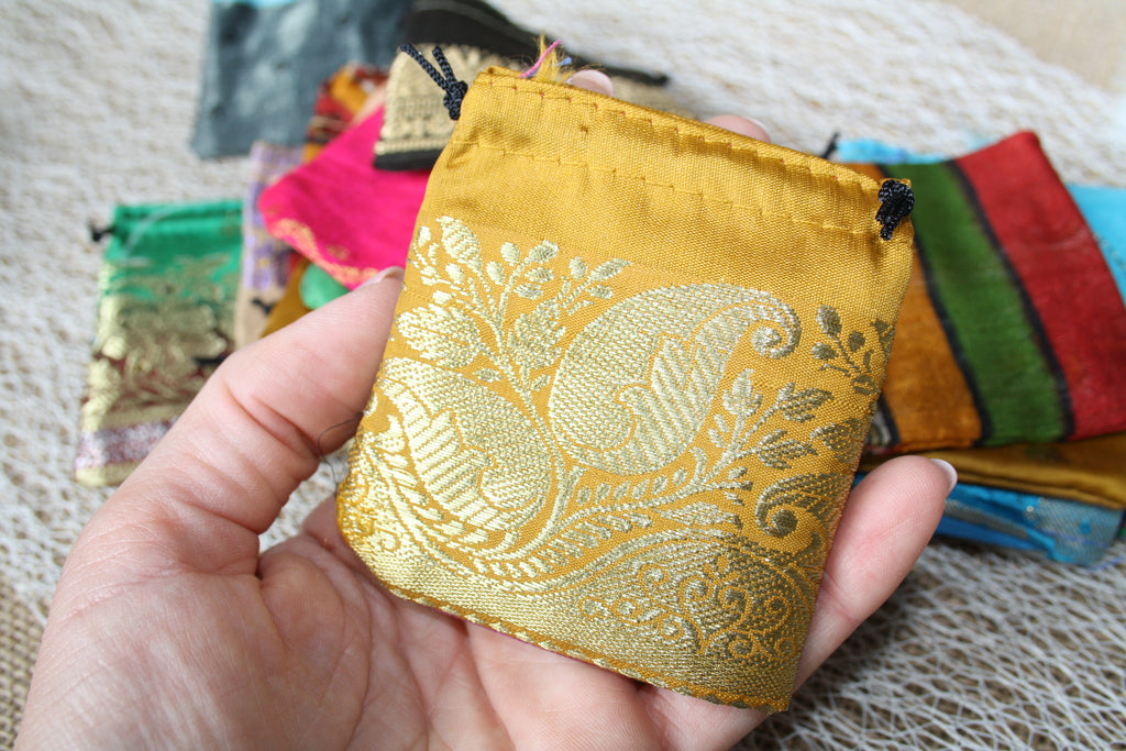 Lot de 24 Pochons Cadeau en Textile avec Cordon – 6,5 x 8 cm
