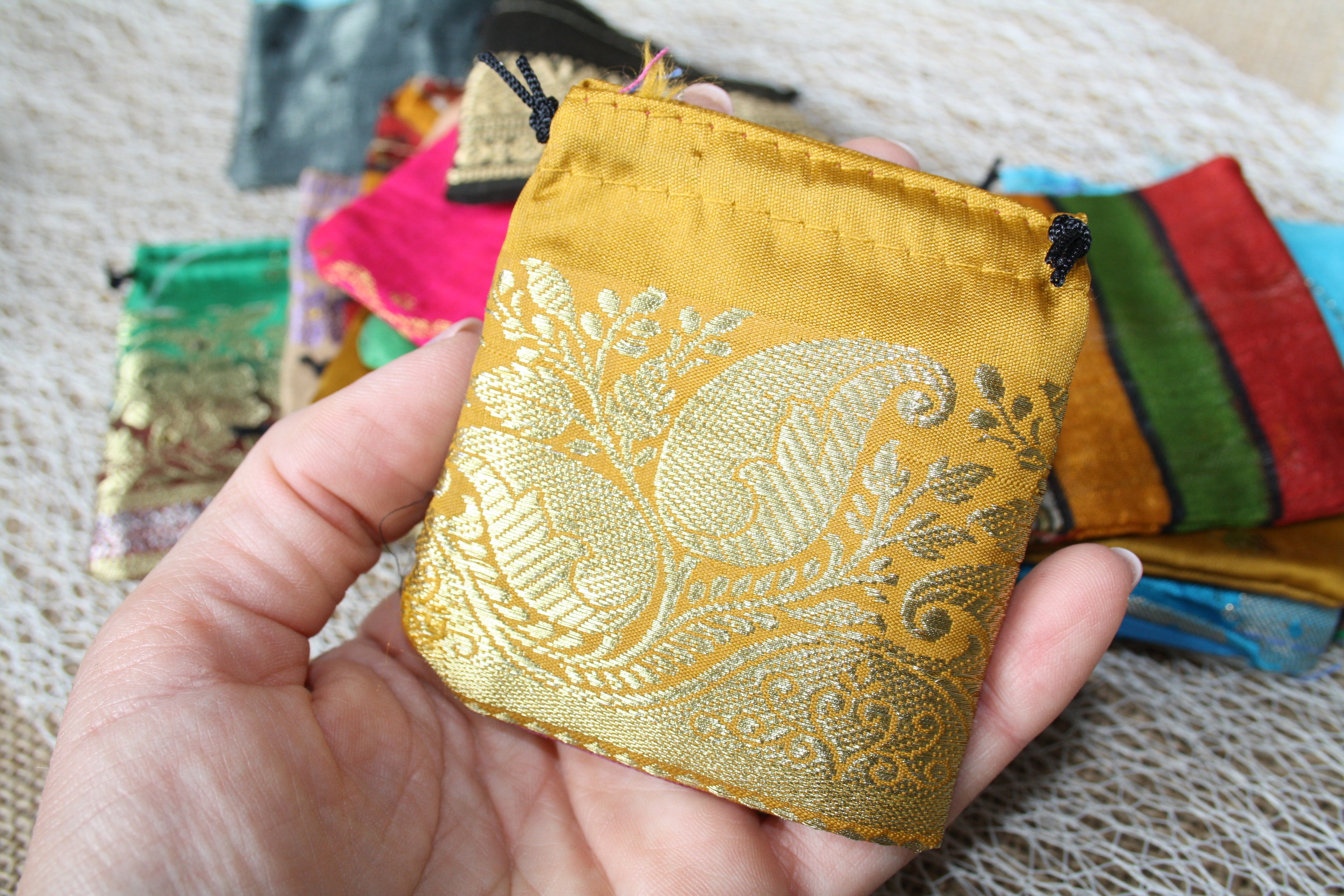 Lot de 24 Pochons Cadeau en Textile avec Cordon – 6,5 x 8 cm