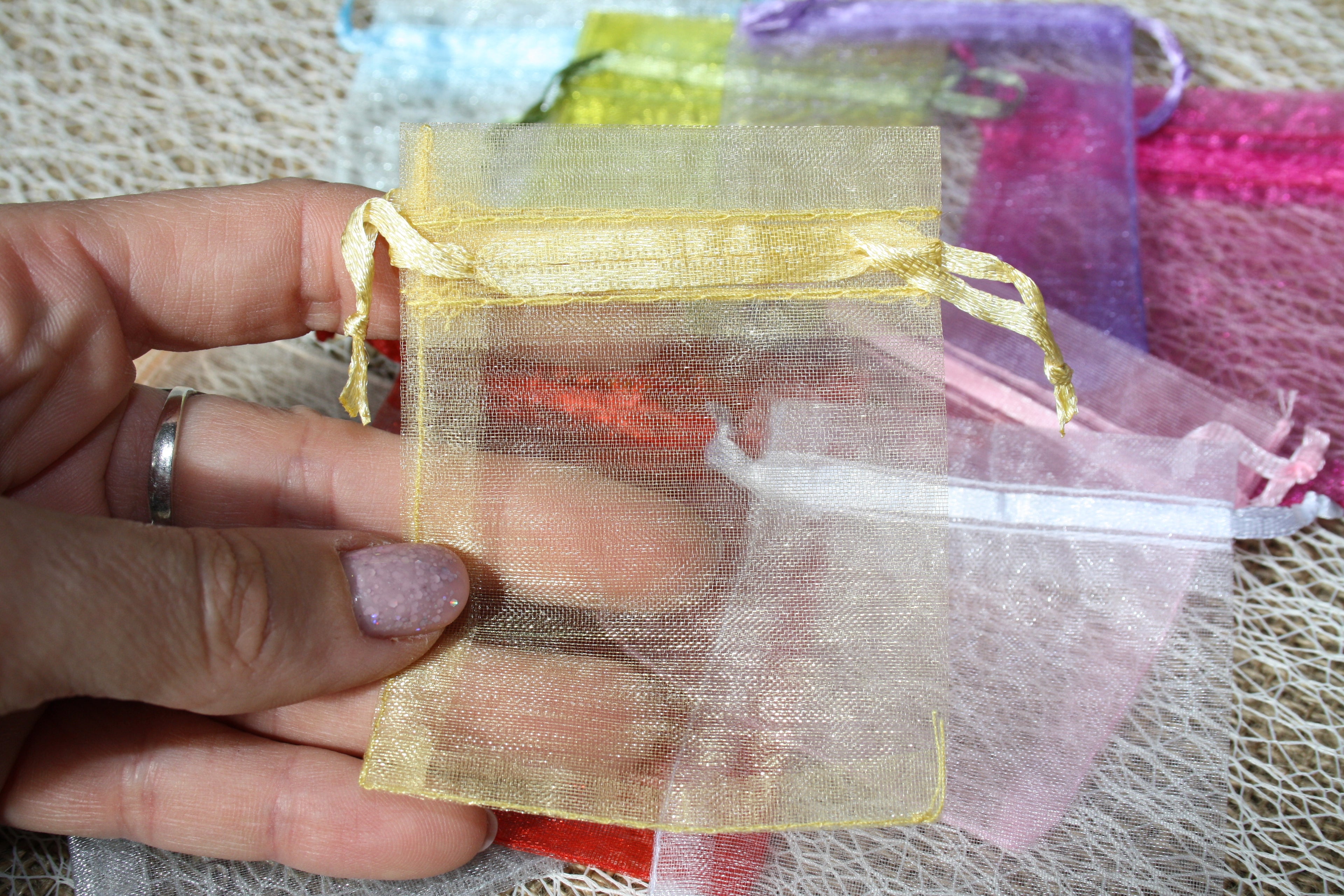 Lot de 100 Sacs en Organza avec Cordon – 9 x 7 cm Emballage Cadeau