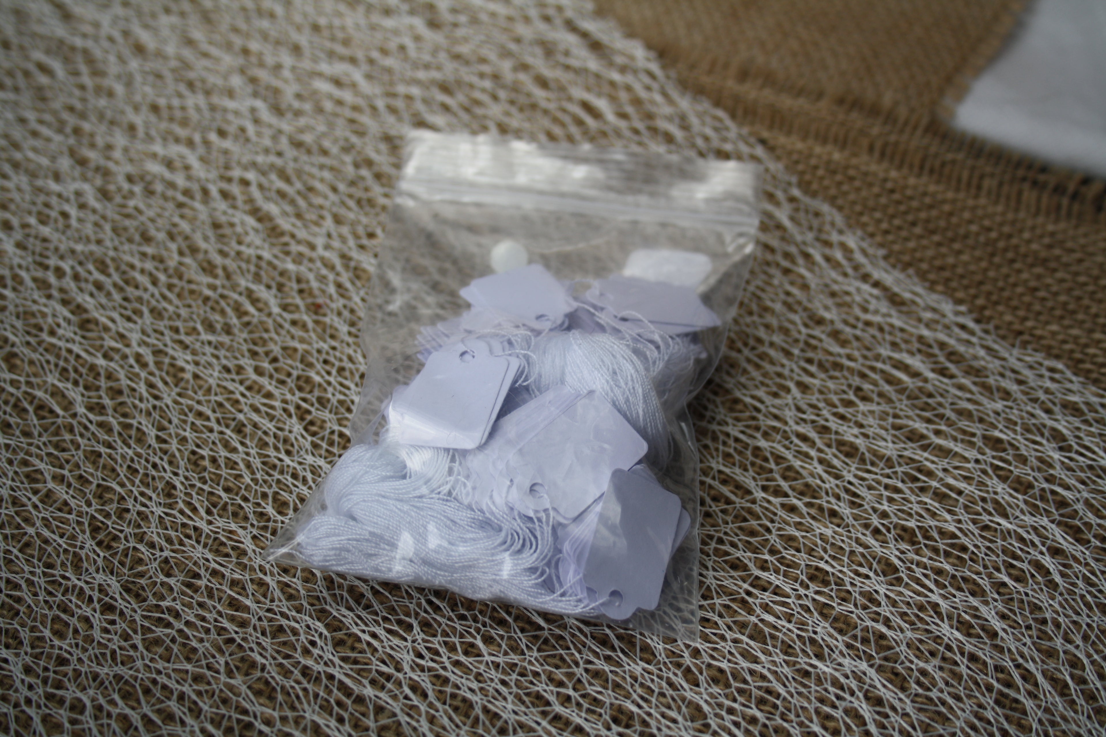 Lot de 200 étiquettes blanches avec fil d’attache – petites étiquettes pour bijoux et prix