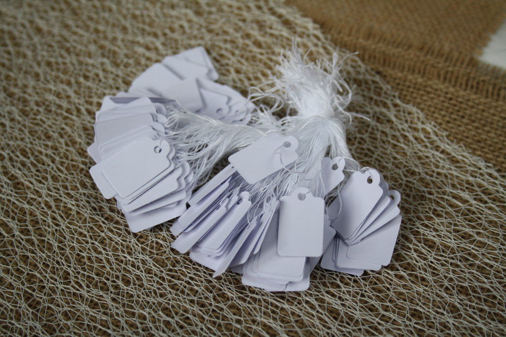 Lot de 200 étiquettes blanches avec fil d’attache – petites étiquettes pour bijoux et prix