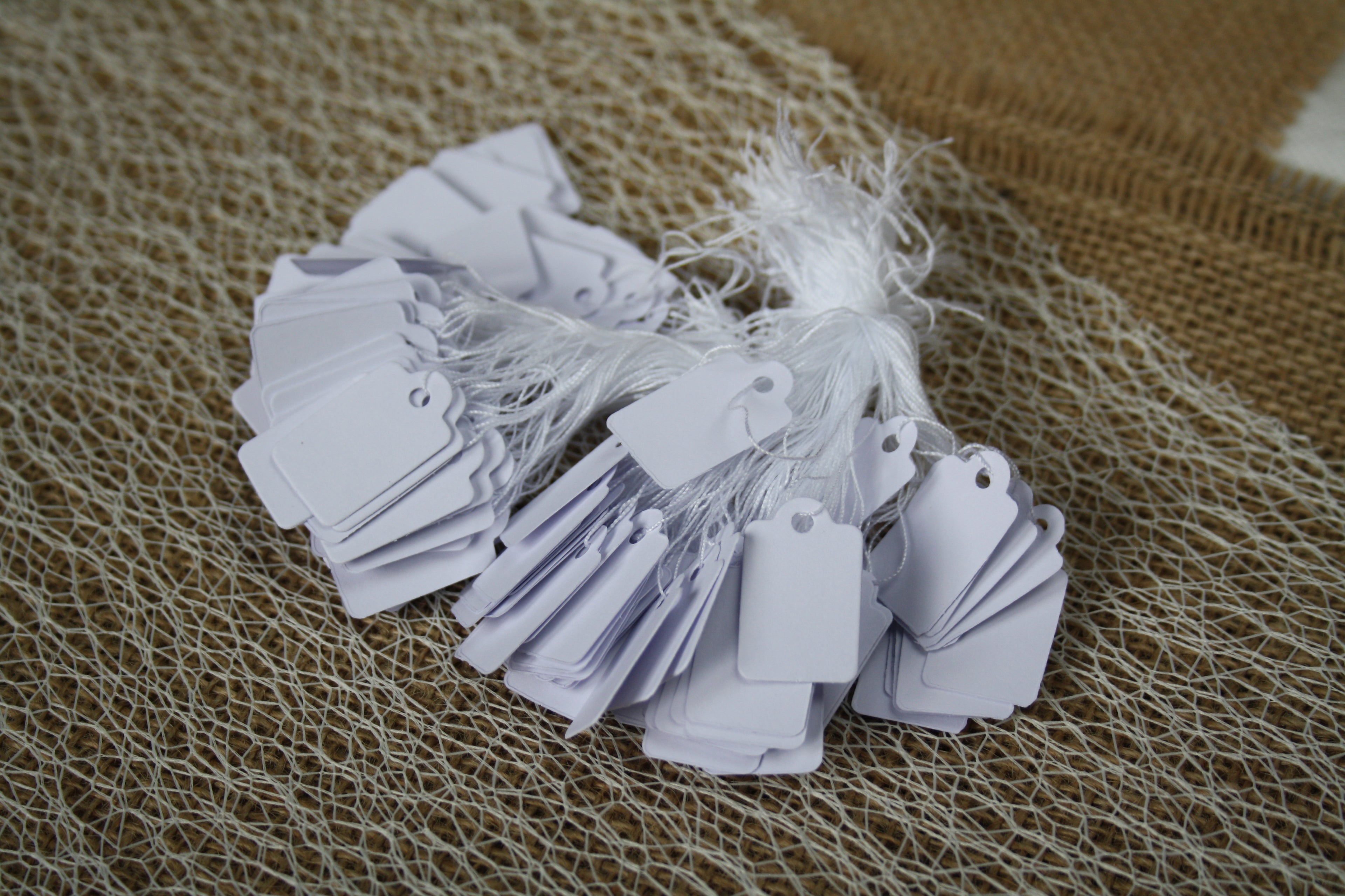 Lot de 200 étiquettes blanches avec fil d’attache – petites étiquettes pour bijoux et prix