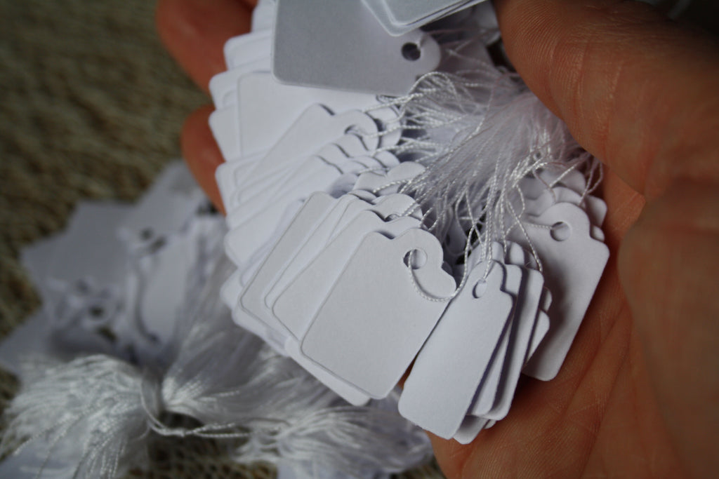 Lot de 200 étiquettes blanches avec fil d’attache – petites étiquettes pour bijoux et prix