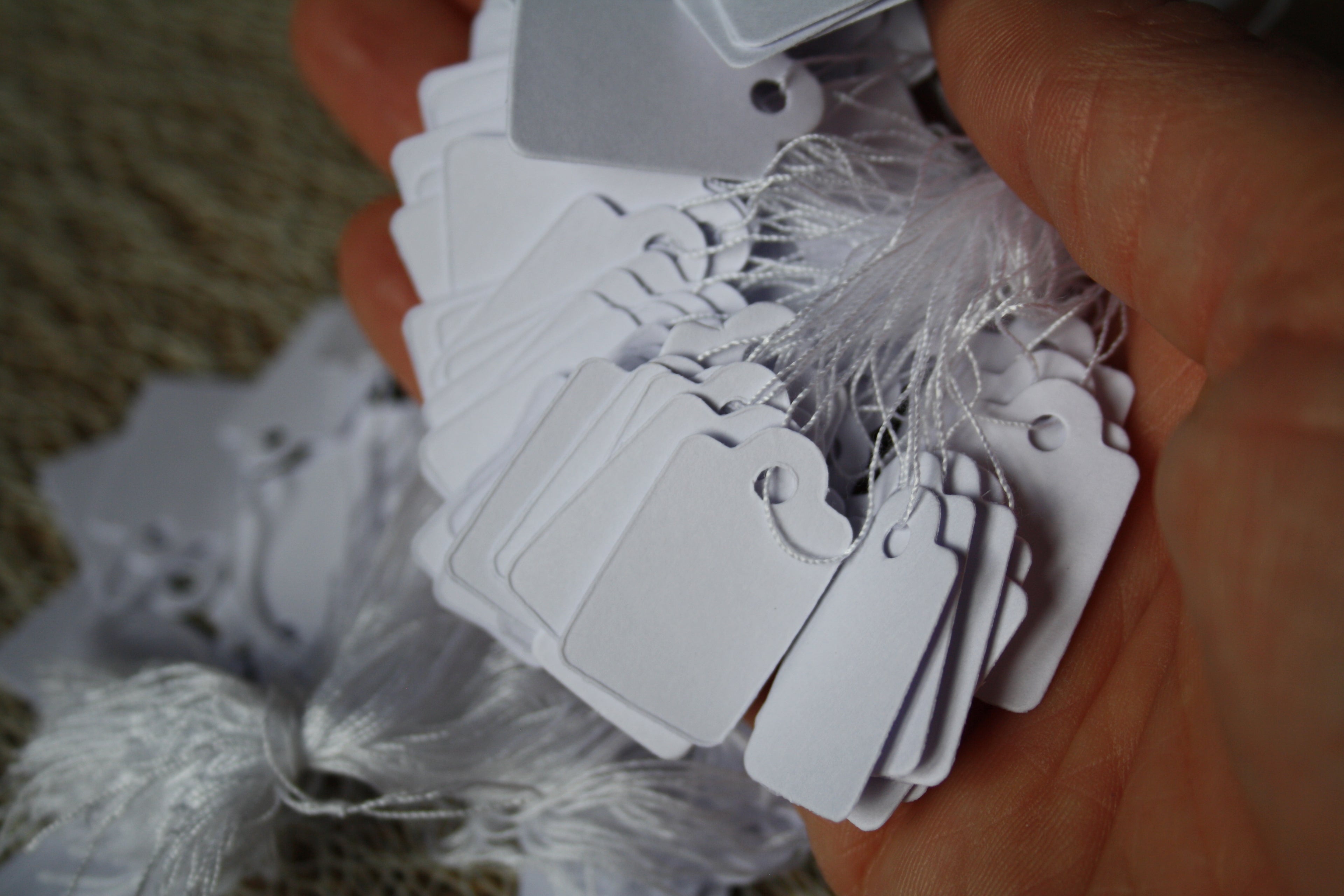 Lot de 200 étiquettes blanches avec fil d’attache – petites étiquettes pour bijoux et prix