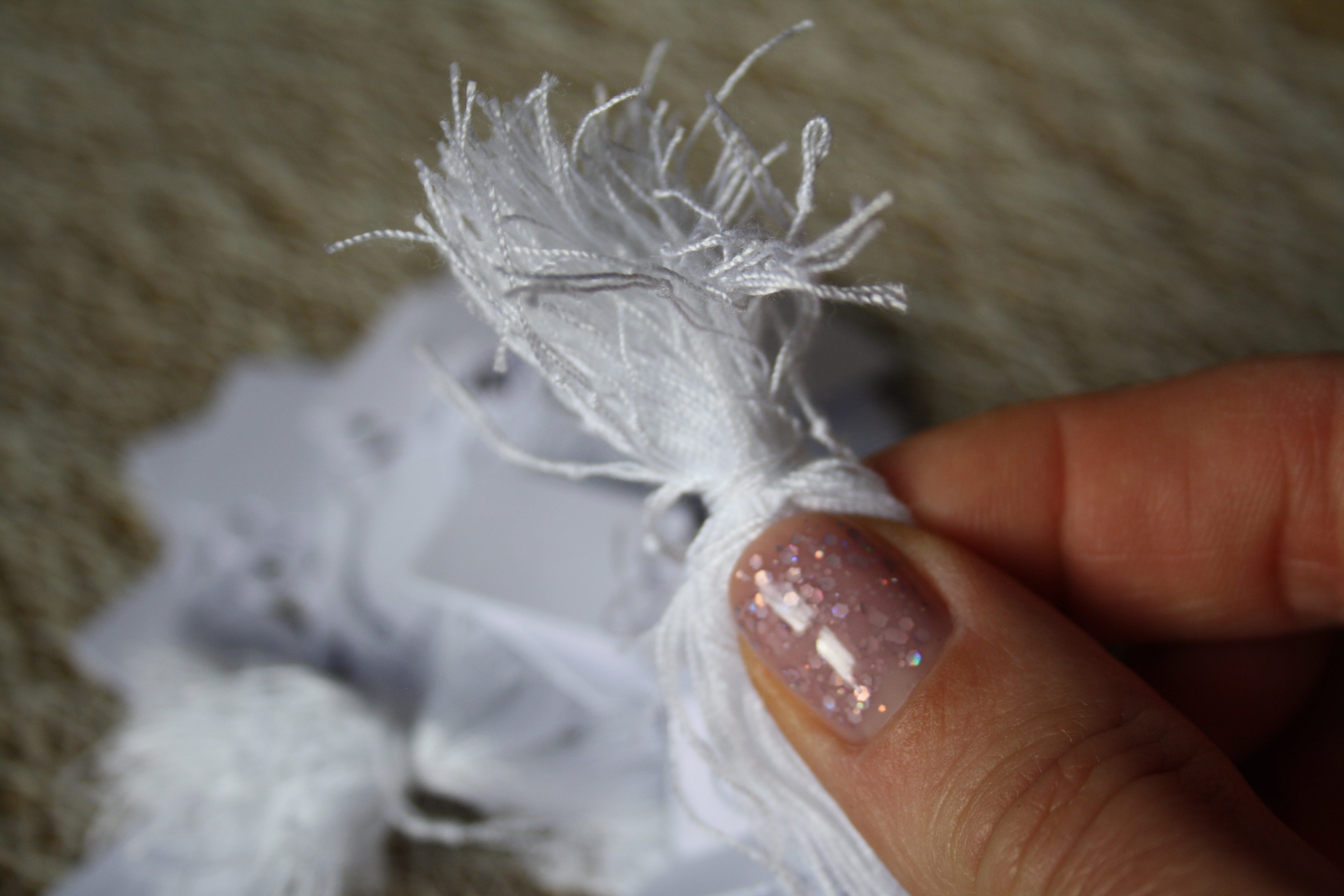 Lot de 200 étiquettes blanches avec fil d’attache – petites étiquettes pour bijoux et prix