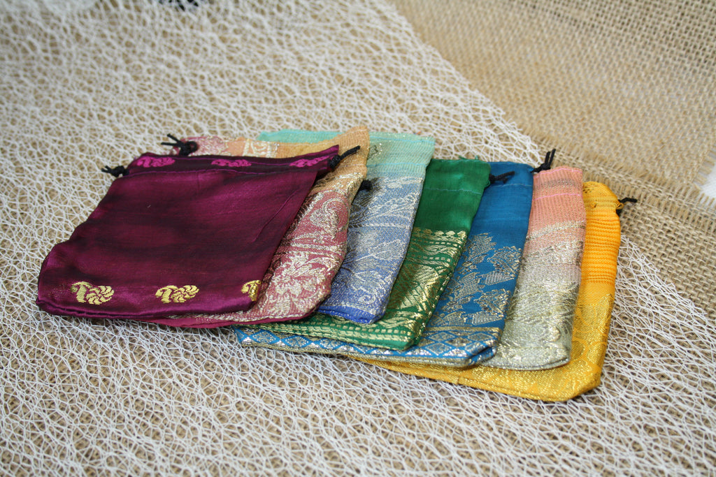 Lot de 24 Pochons Cadeau en Textile avec Cordon – 9 x 10 cm