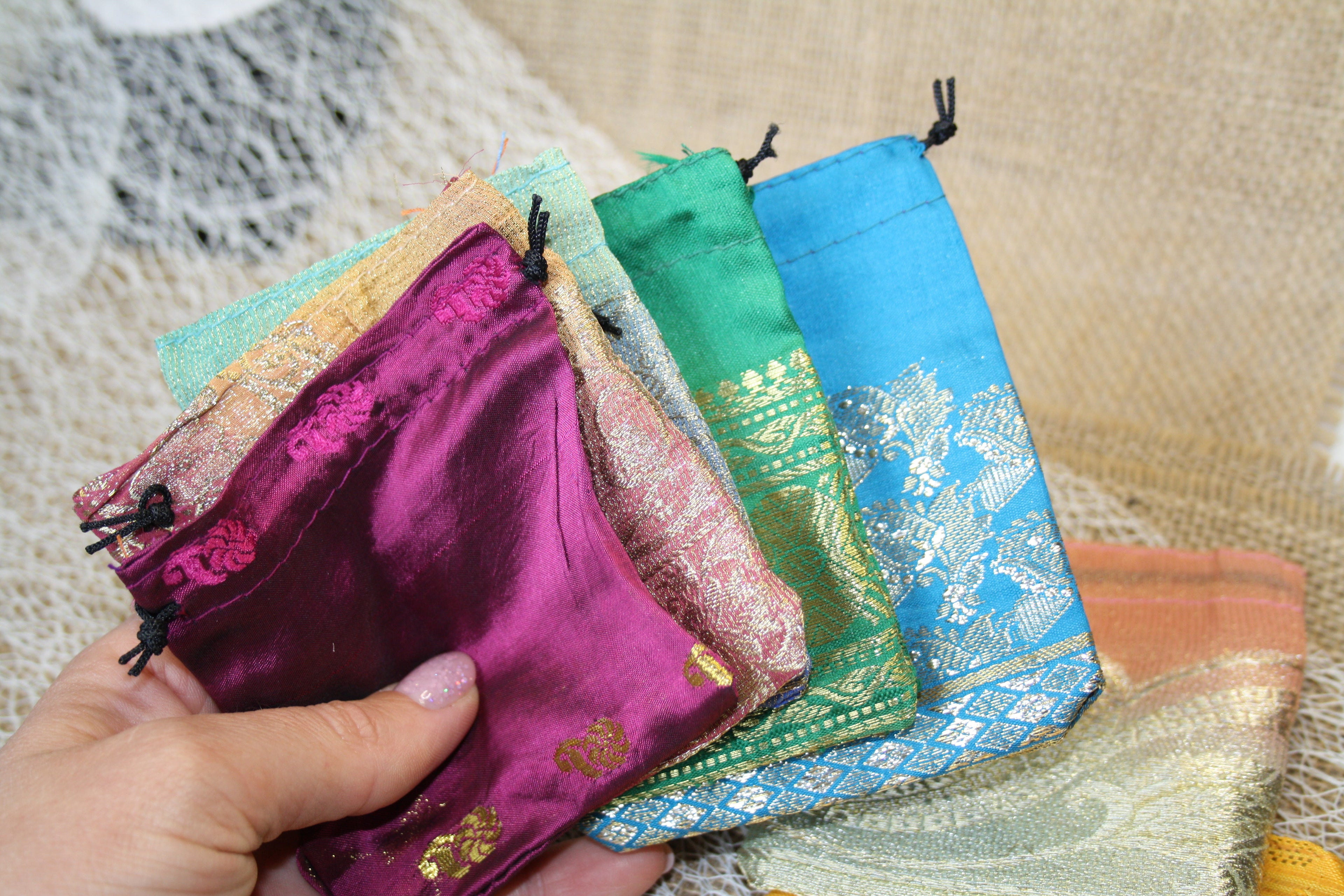 Lot de 24 Pochons Cadeau en Textile avec Cordon – 9 x 10 cm