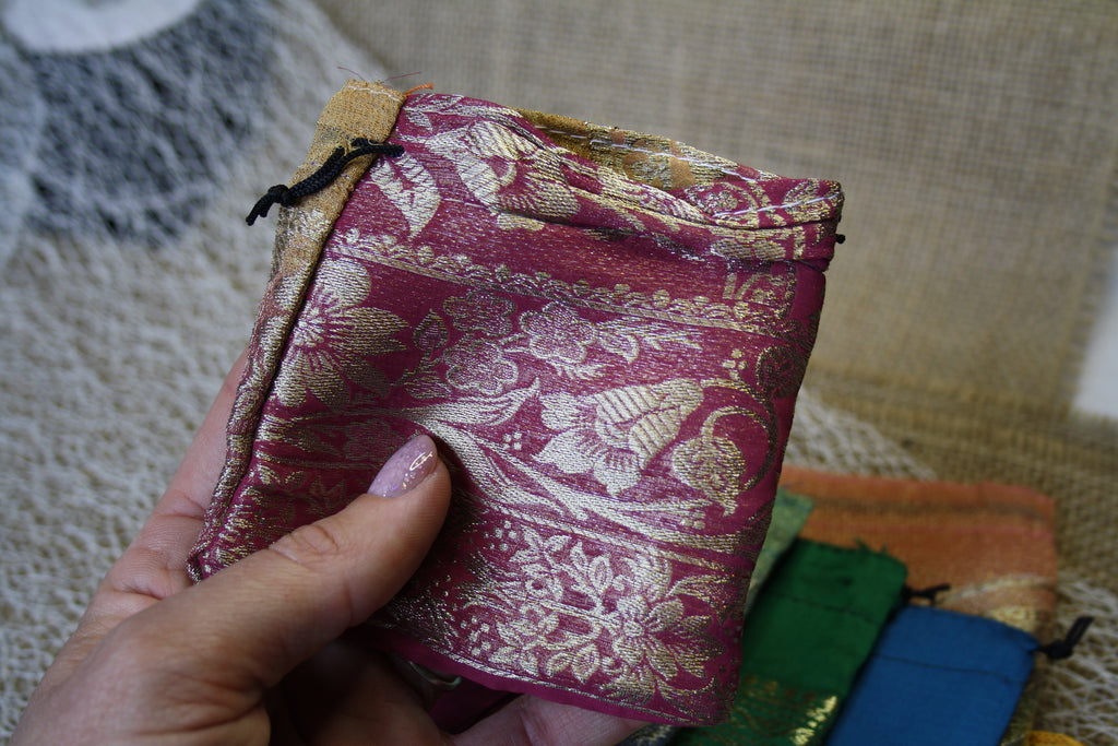 Lot de 24 Pochons Cadeau en Textile avec Cordon – 9 x 10 cm