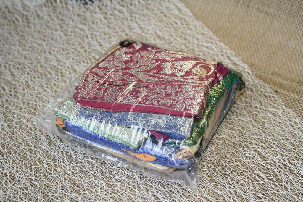 Lot de 24 Pochons Cadeau en Textile avec Cordon – 9 x 10 cm