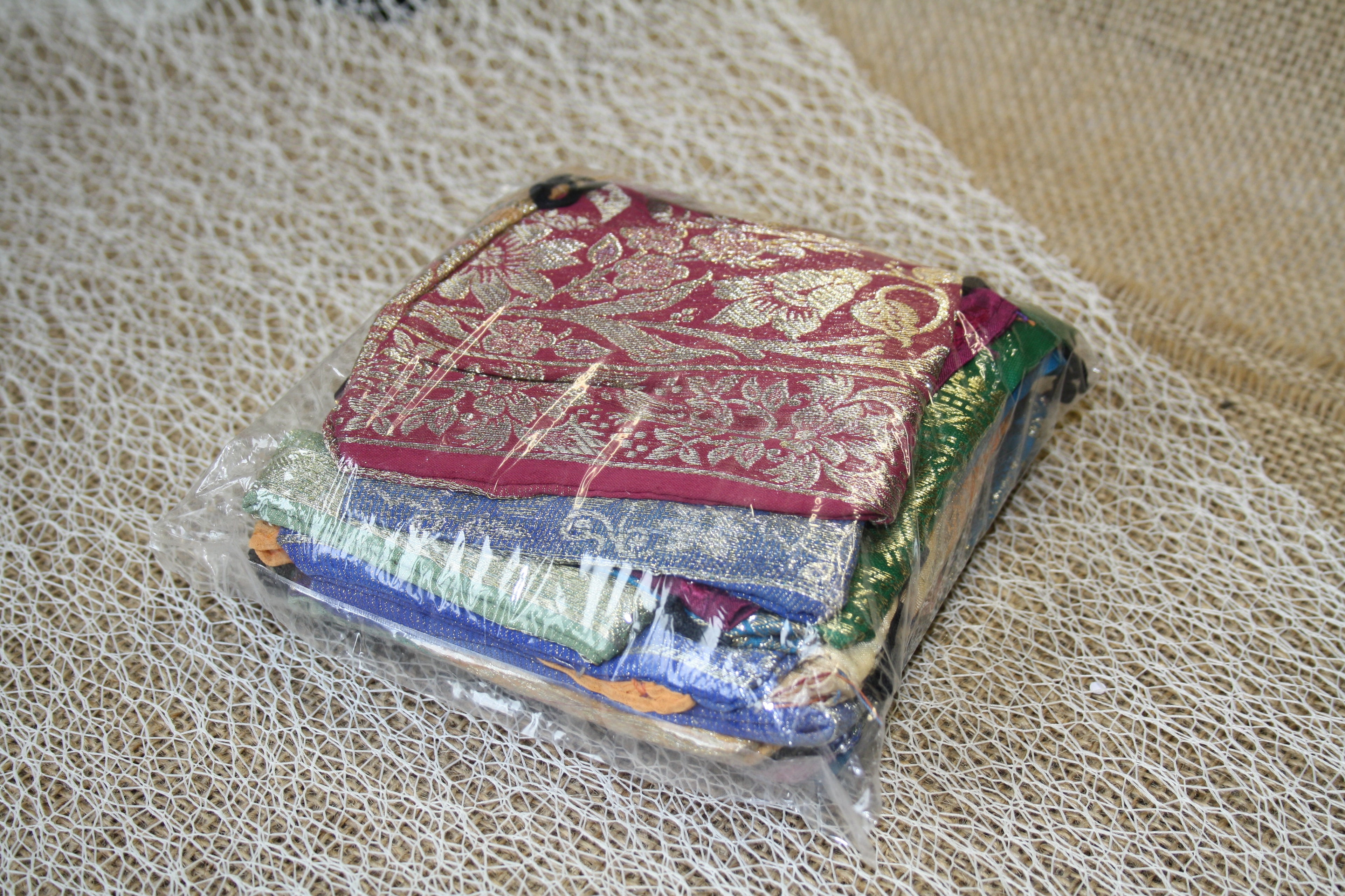 Lot de 24 Pochons Cadeau en Textile avec Cordon – 9 x 10 cm