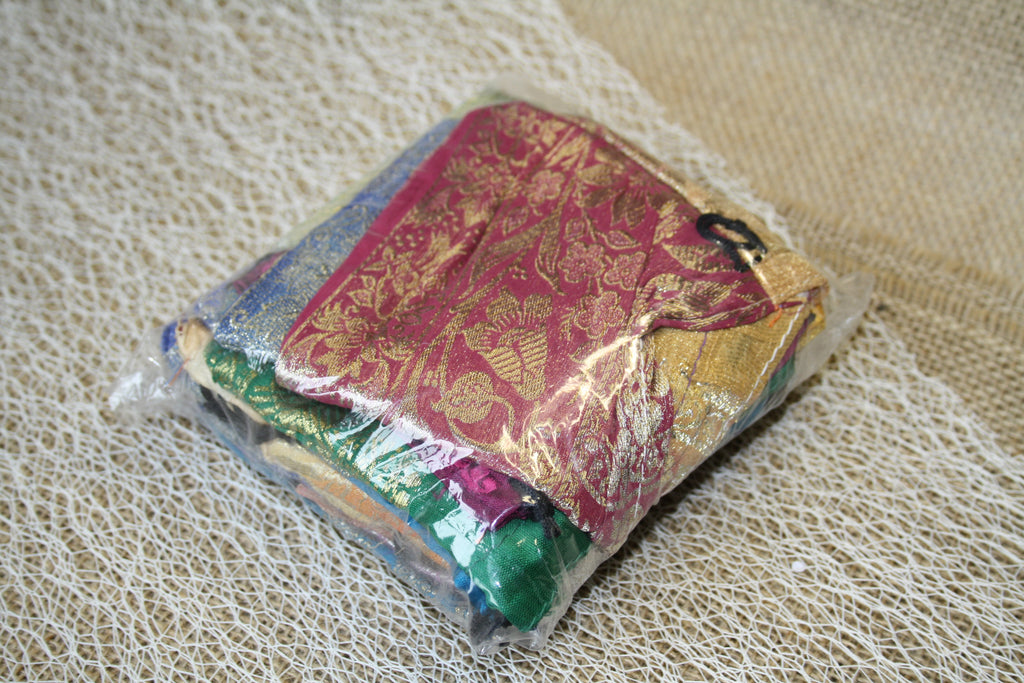 Lot de 24 Pochons Cadeau en Textile avec Cordon – 9 x 10 cm