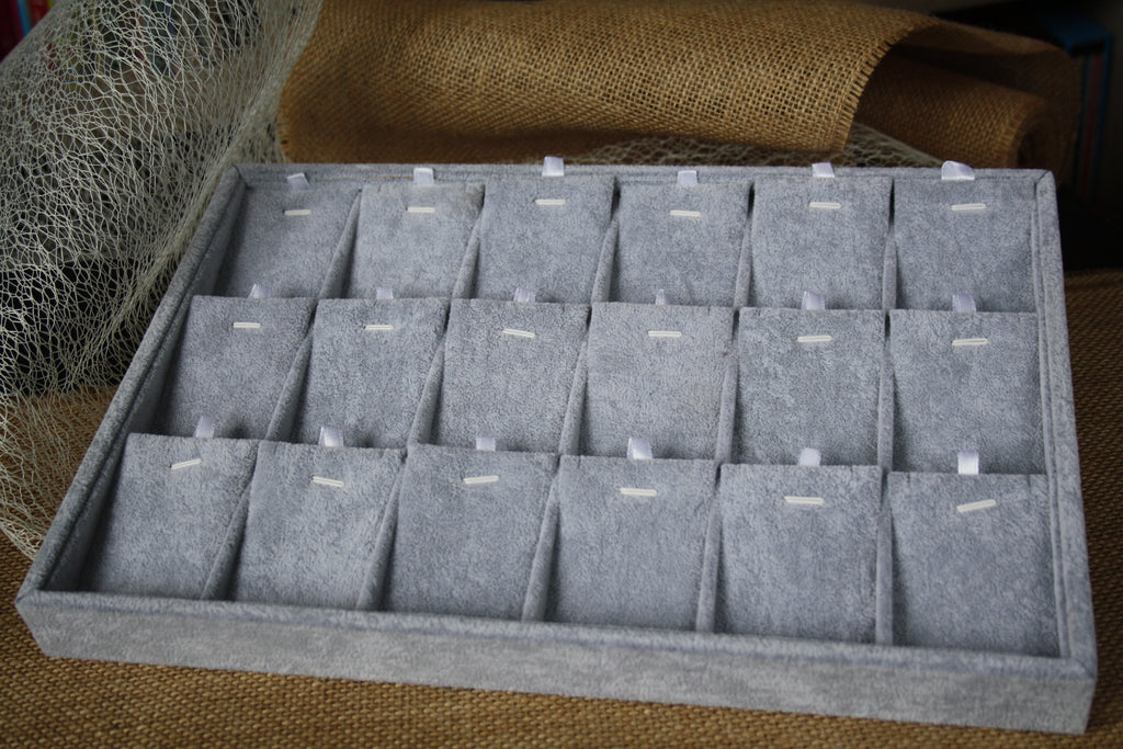 Plateau de présentation à bijoux 18 compartiments gris – Présentoir pour pendentifs