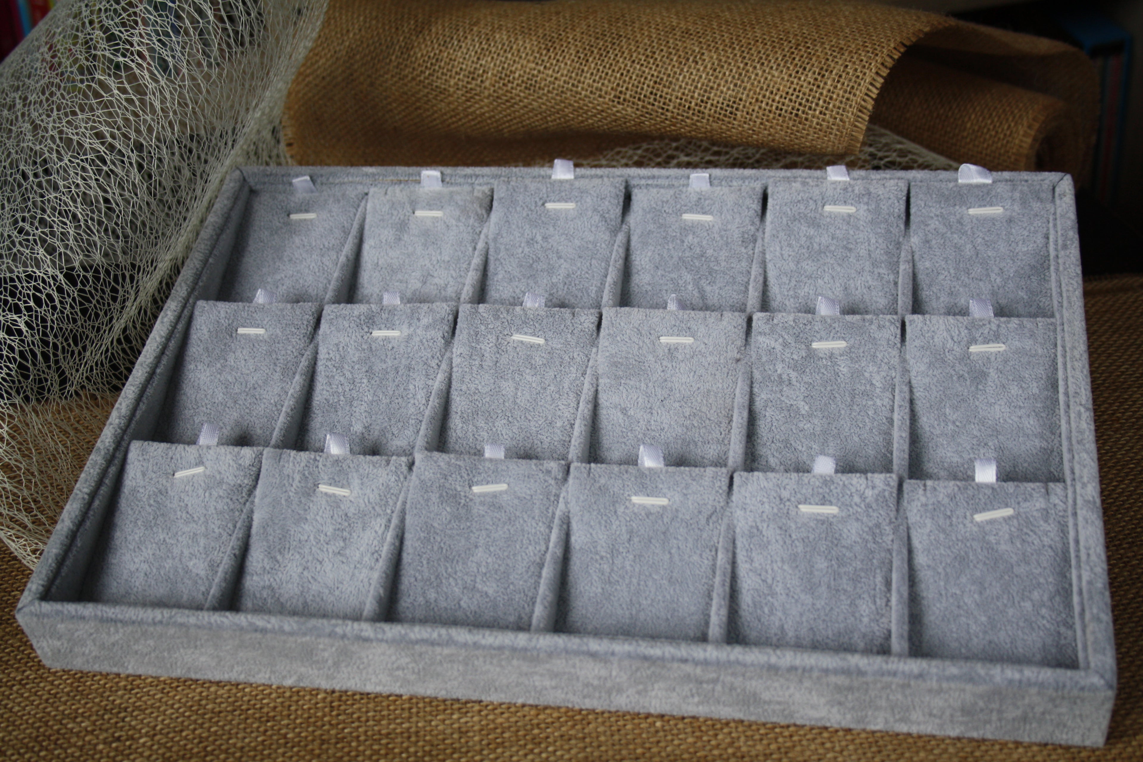 Plateau de présentation à bijoux 18 compartiments gris – Présentoir pour pendentifs