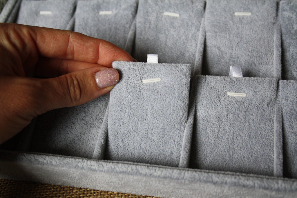Plateau de présentation à bijoux 18 compartiments gris – Présentoir pour pendentifs