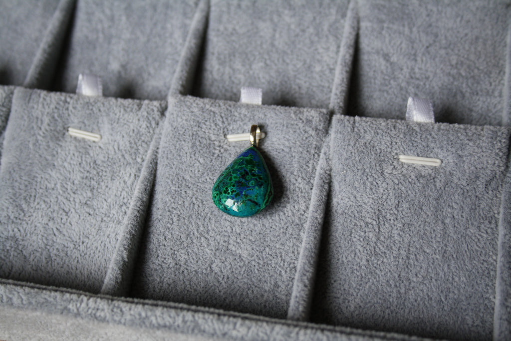Plateau de présentation à bijoux 18 compartiments gris – Présentoir pour pendentifs