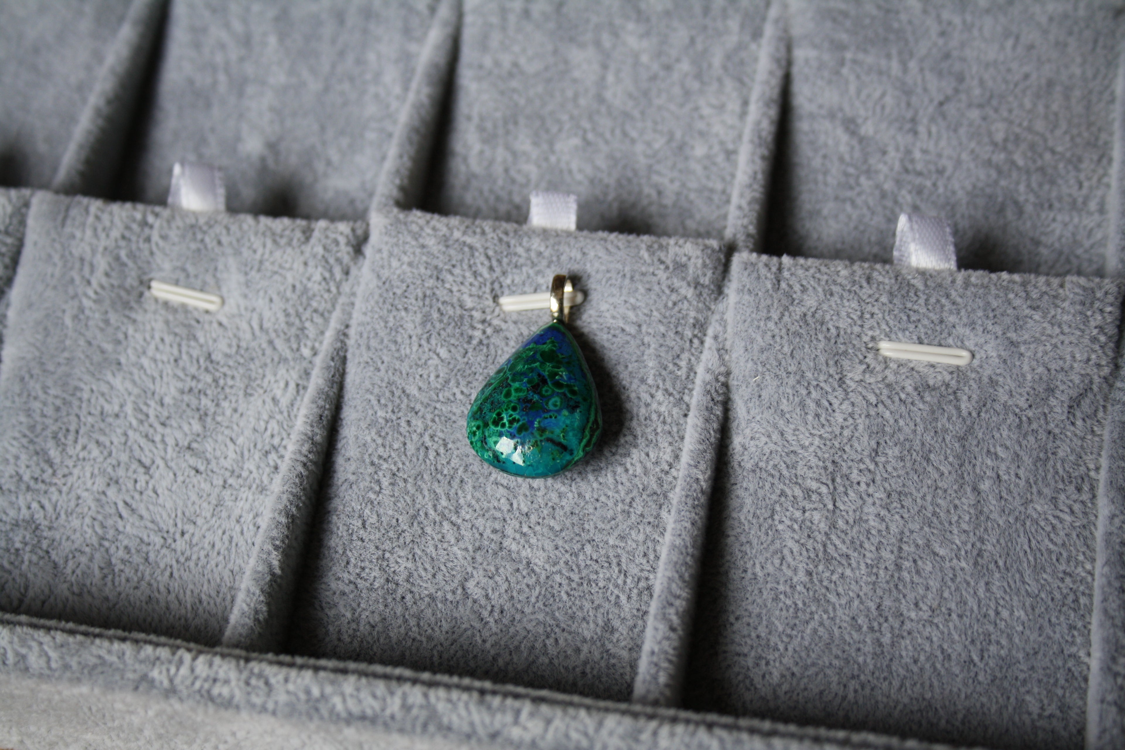 Plateau de présentation à bijoux 18 compartiments gris – Présentoir pour pendentifs