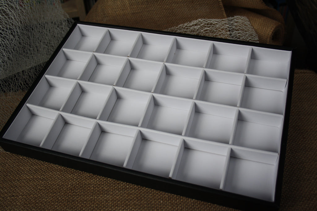 Plateau 24 compartiments blanc bordure noire 25x35 cm - Présentoir bijoux