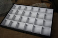 Plateau 24 compartiments blanc bordure noire 25x35 cm - Présentoir bijoux