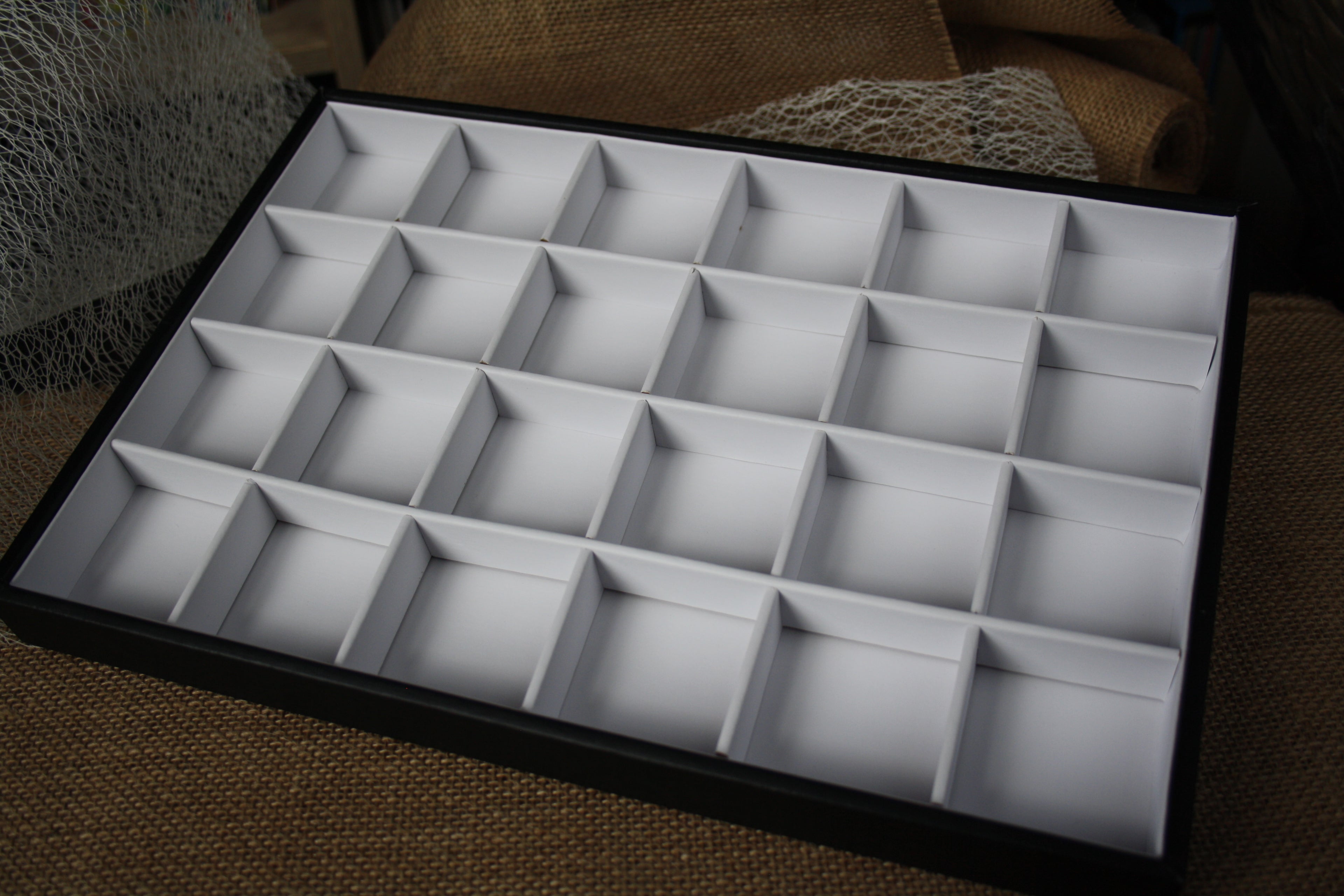 Plateau 24 compartiments blanc bordure noire 25x35 cm - Présentoir bijoux