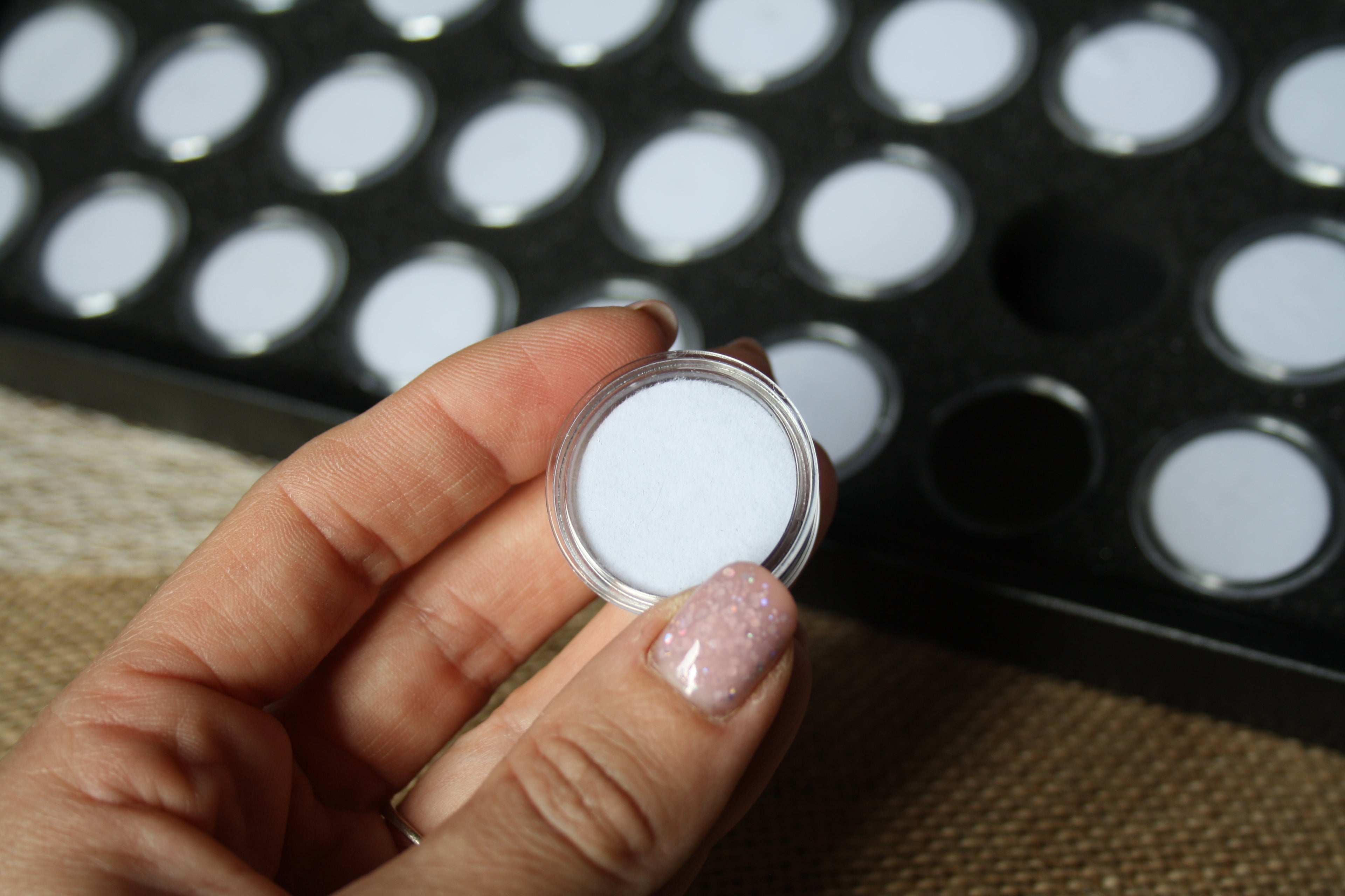 Plateau Noir avec Boîtes Transparentes pour Pierres, Médailles et Monnaies de Collection