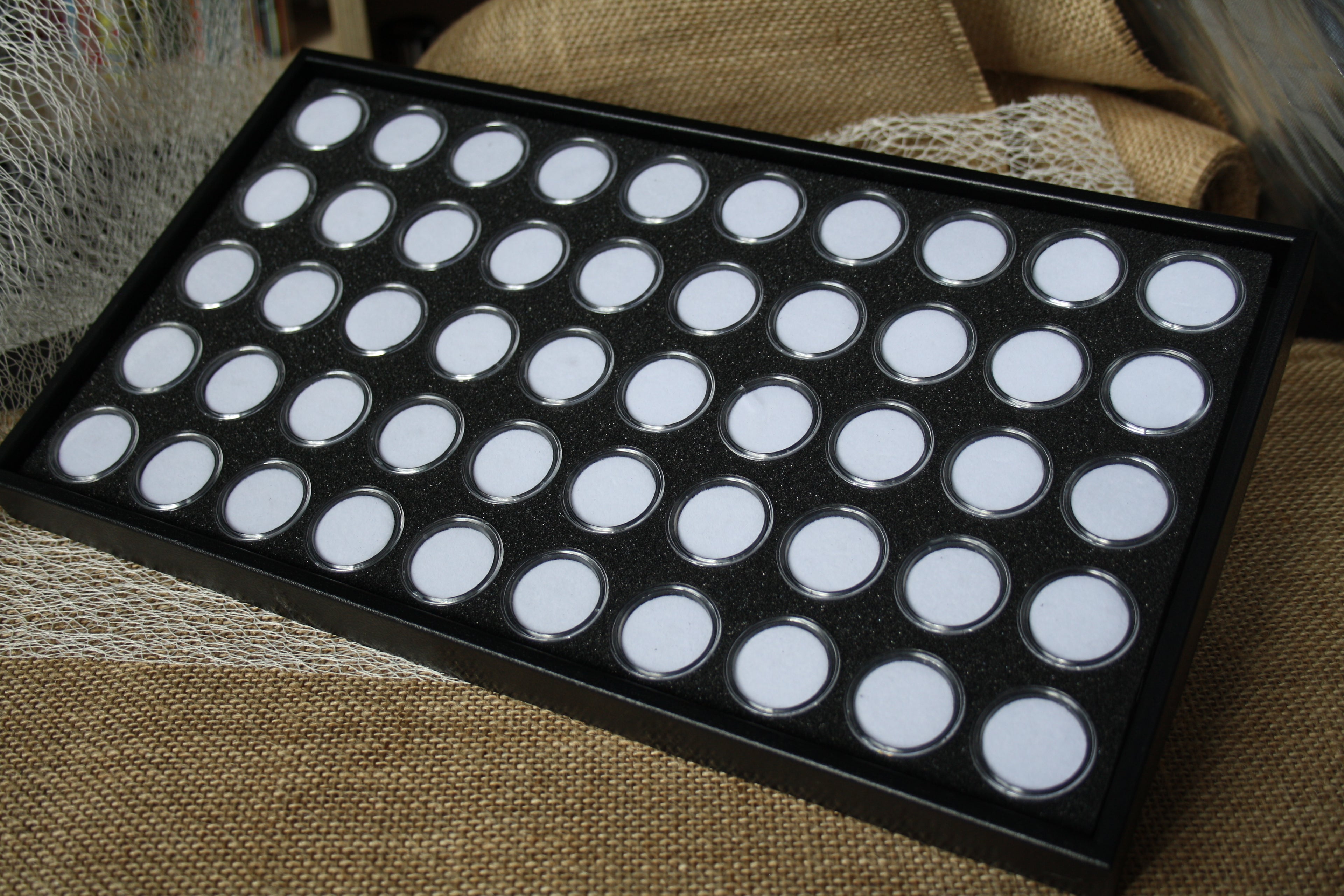 Plateau Noir avec Boîtes Transparentes pour Pierres, Médailles et Monnaies de Collection