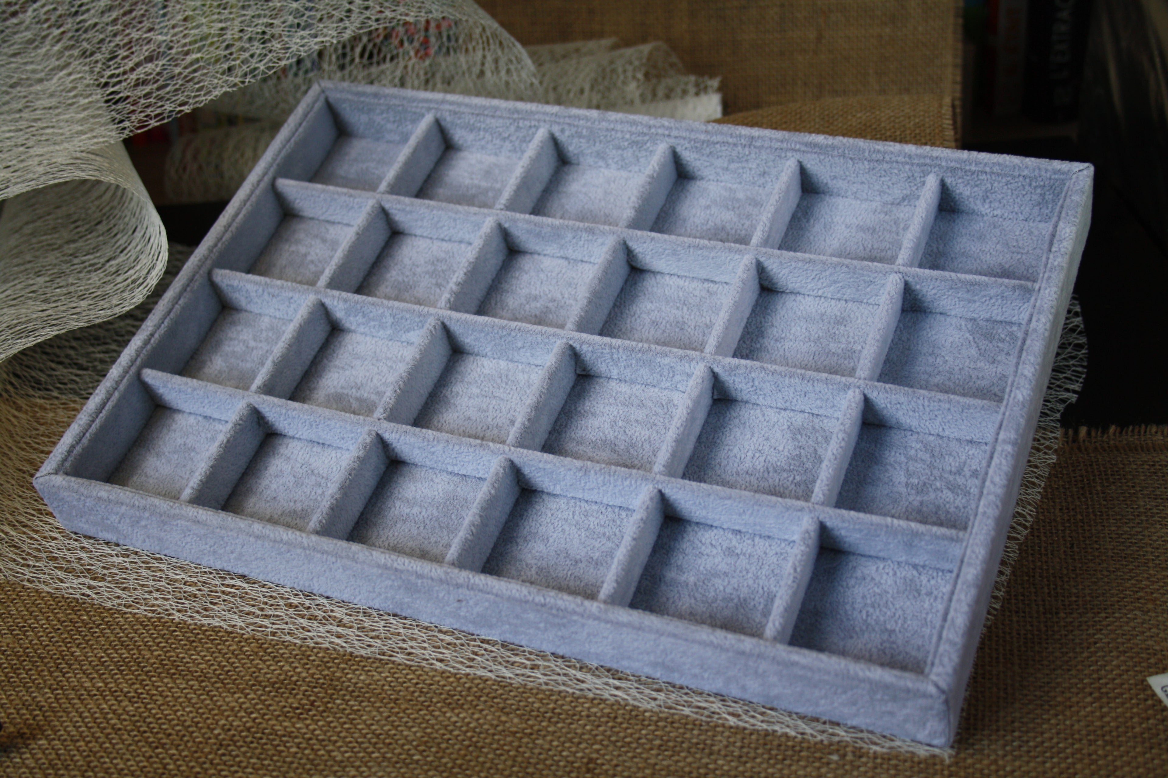 Plateau 24 compartiments gris revêtement doux 25x35 cm - Présentoirs collection - bijoux