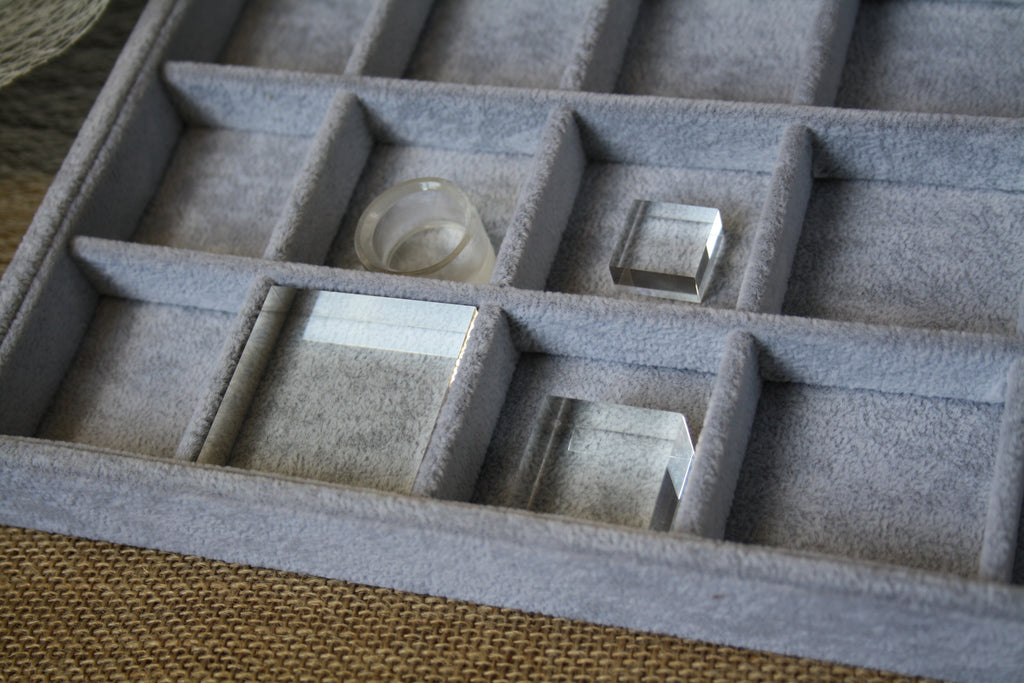 Plateau 24 compartiments gris revêtement doux 25x35 cm - Présentoirs collection - bijoux