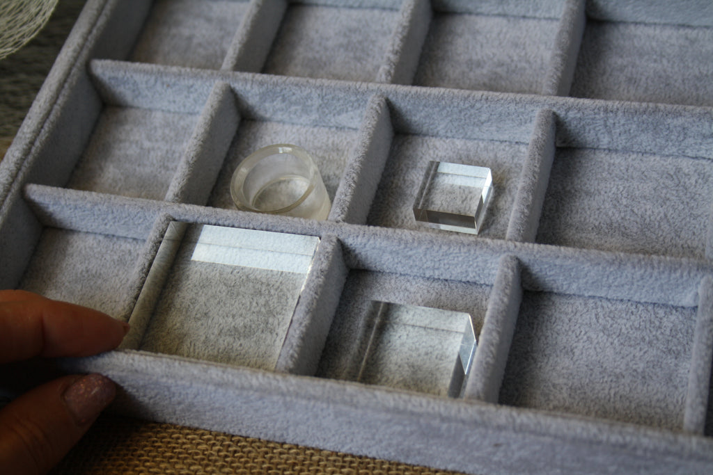 Plateau 24 compartiments gris revêtement doux 25x35 cm - Présentoirs collection - bijoux