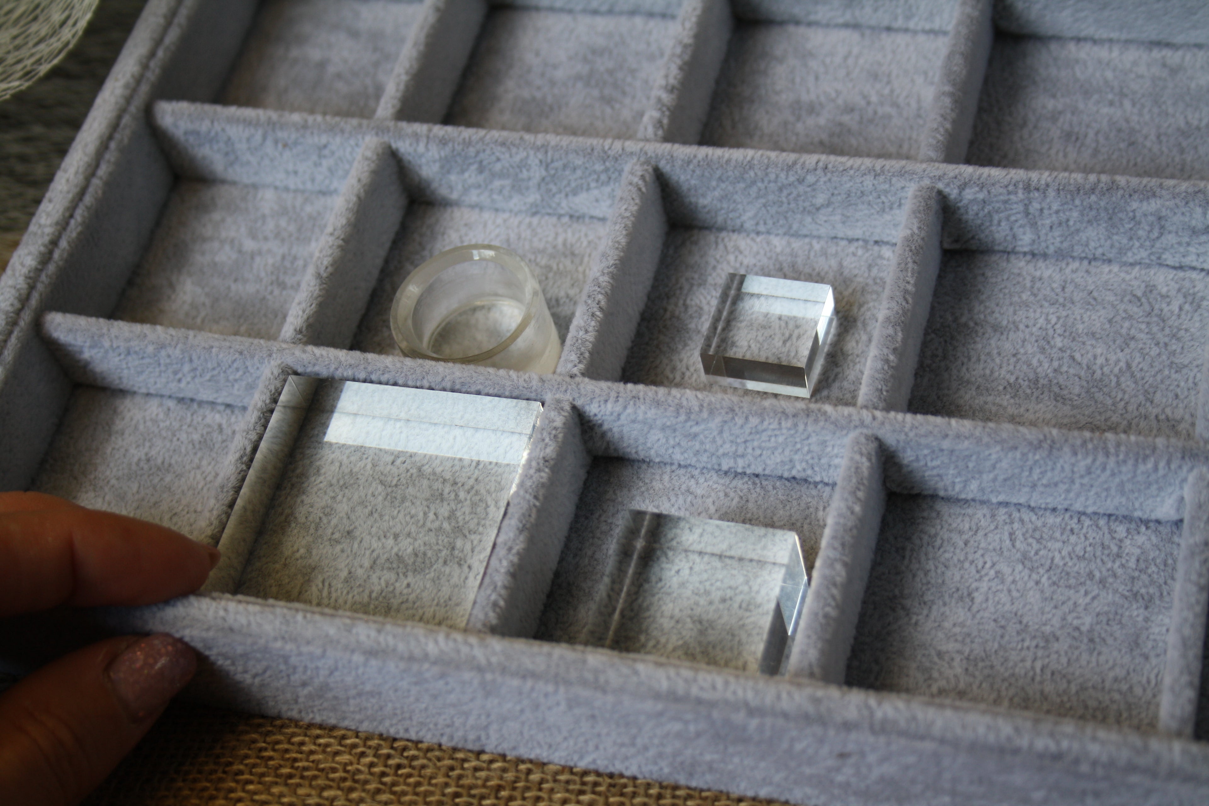 Plateau 24 compartiments gris revêtement doux 25x35 cm - Présentoirs collection - bijoux