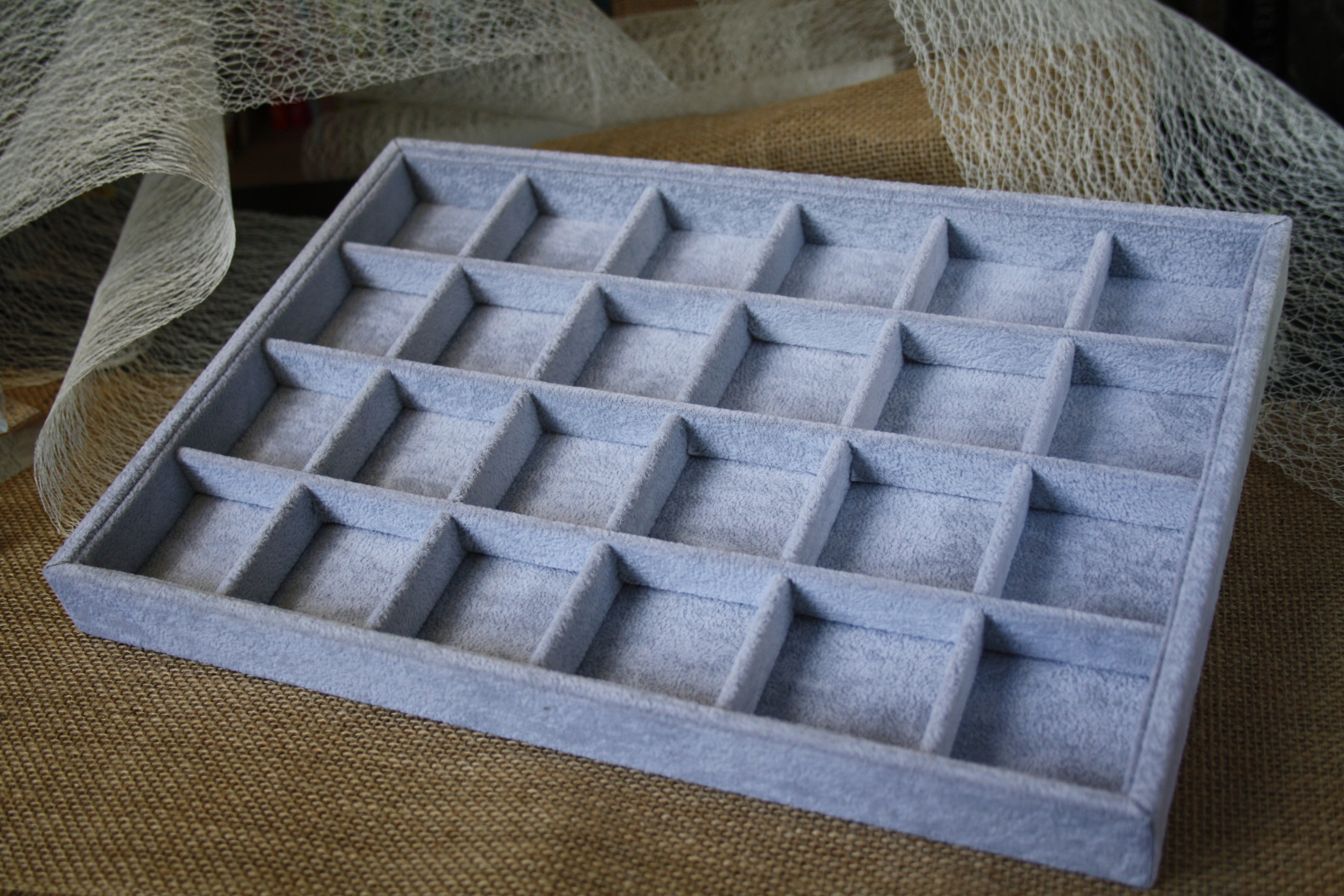 Plateau 24 compartiments gris revêtement doux 25x35 cm - Présentoirs collection - bijoux