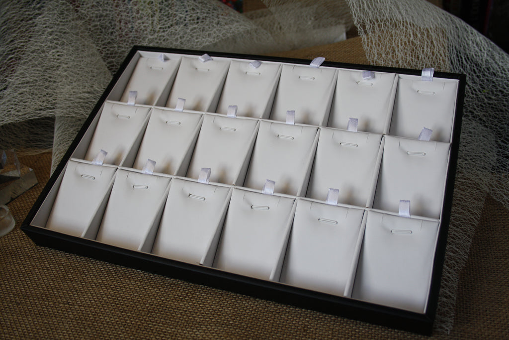Plateau de Présentation à Pendentifs 18 Compartiments Blanc Effet Faux Cuir – Présentoir Bijoux 25 x 35 cm