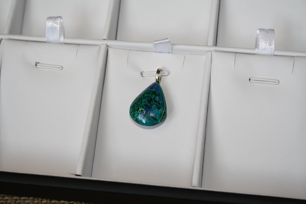 Plateau de Présentation à Pendentifs 18 Compartiments Blanc Effet Faux Cuir – Présentoir Bijoux 25 x 35 cm