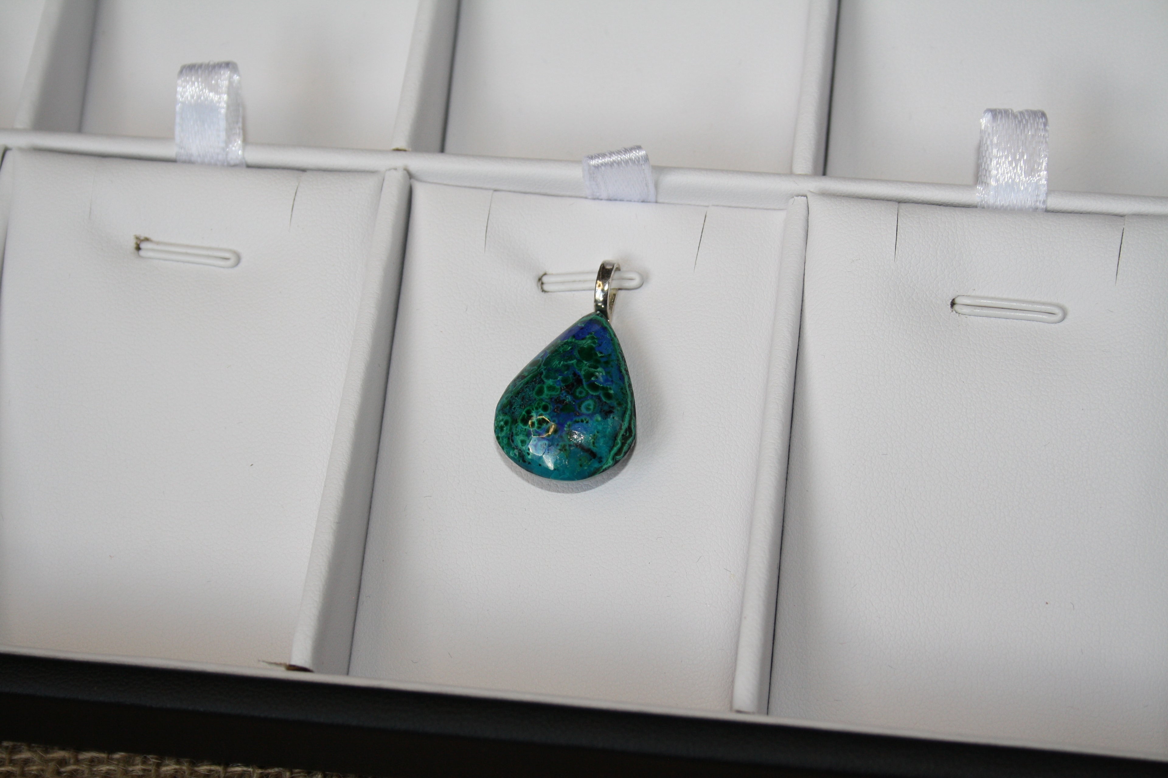 Plateau de Présentation à Pendentifs 18 Compartiments Blanc Effet Faux Cuir – Présentoir Bijoux 25 x 35 cm